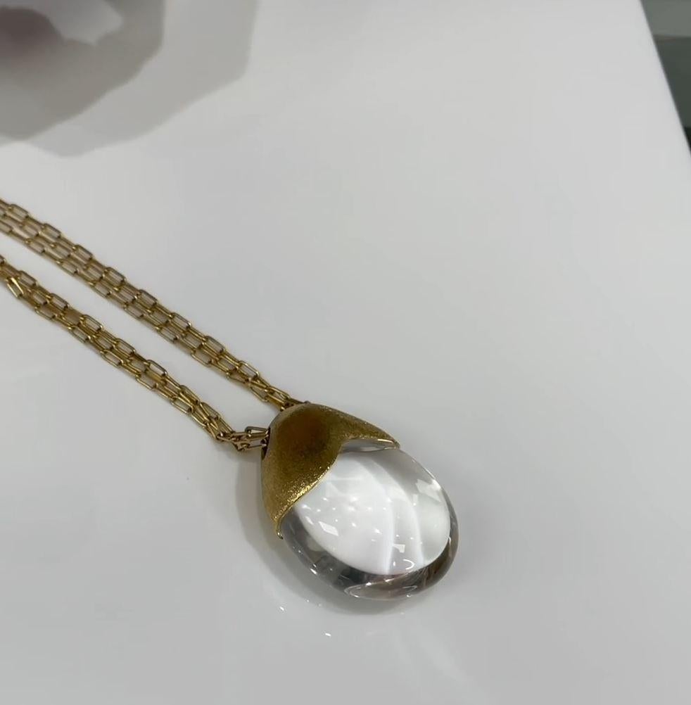 Taille cabochon Pendentif long bouleau en or jaune 18 carats avec cristal transparent et triple chaîne en forme de clip papier en vente
