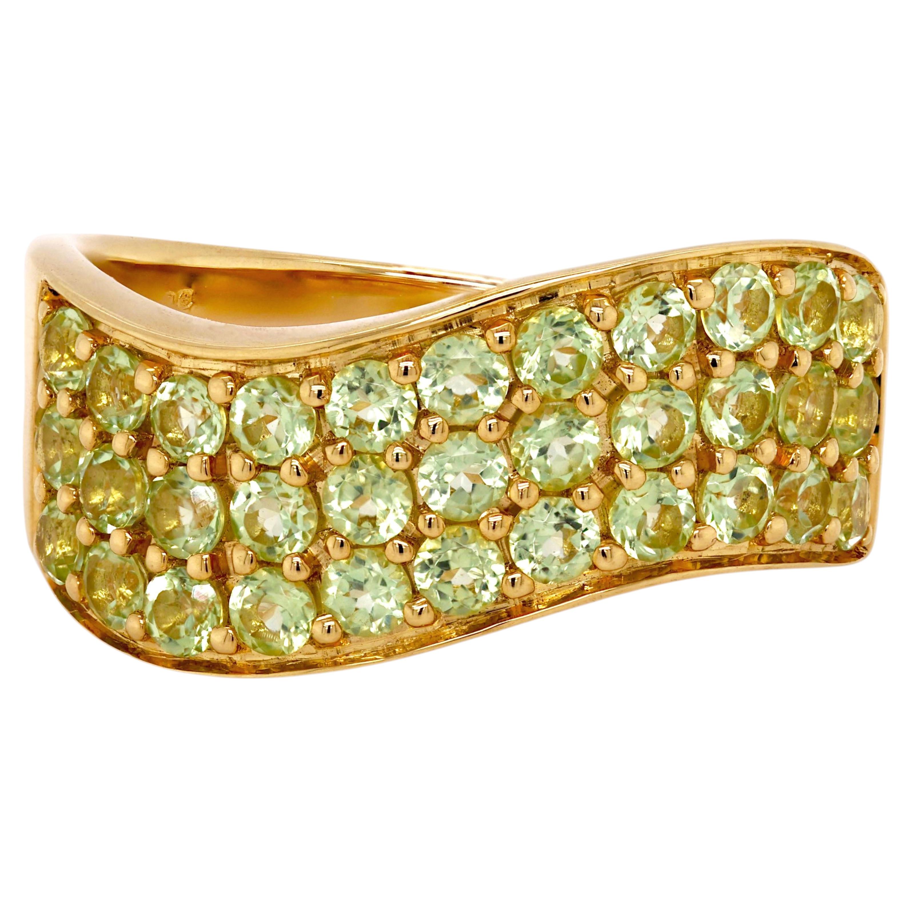 Anello a fascia larga in oro giallo 18 carati con pavé di granati tsavoriti, design contemporaneo