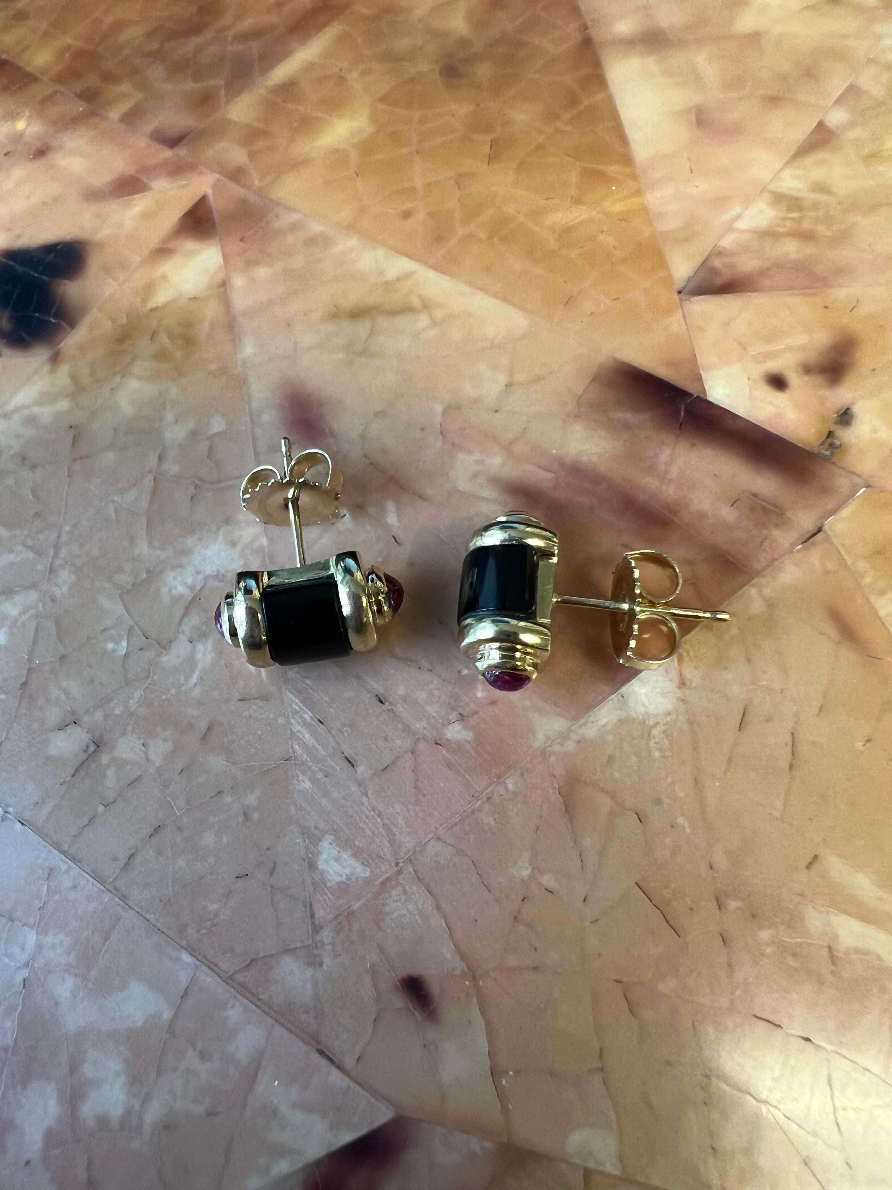 Art Deco 18k Yellow Gold Tube Stud Earrings with handcut Black Onyx and Cabochon Rubies For Sale