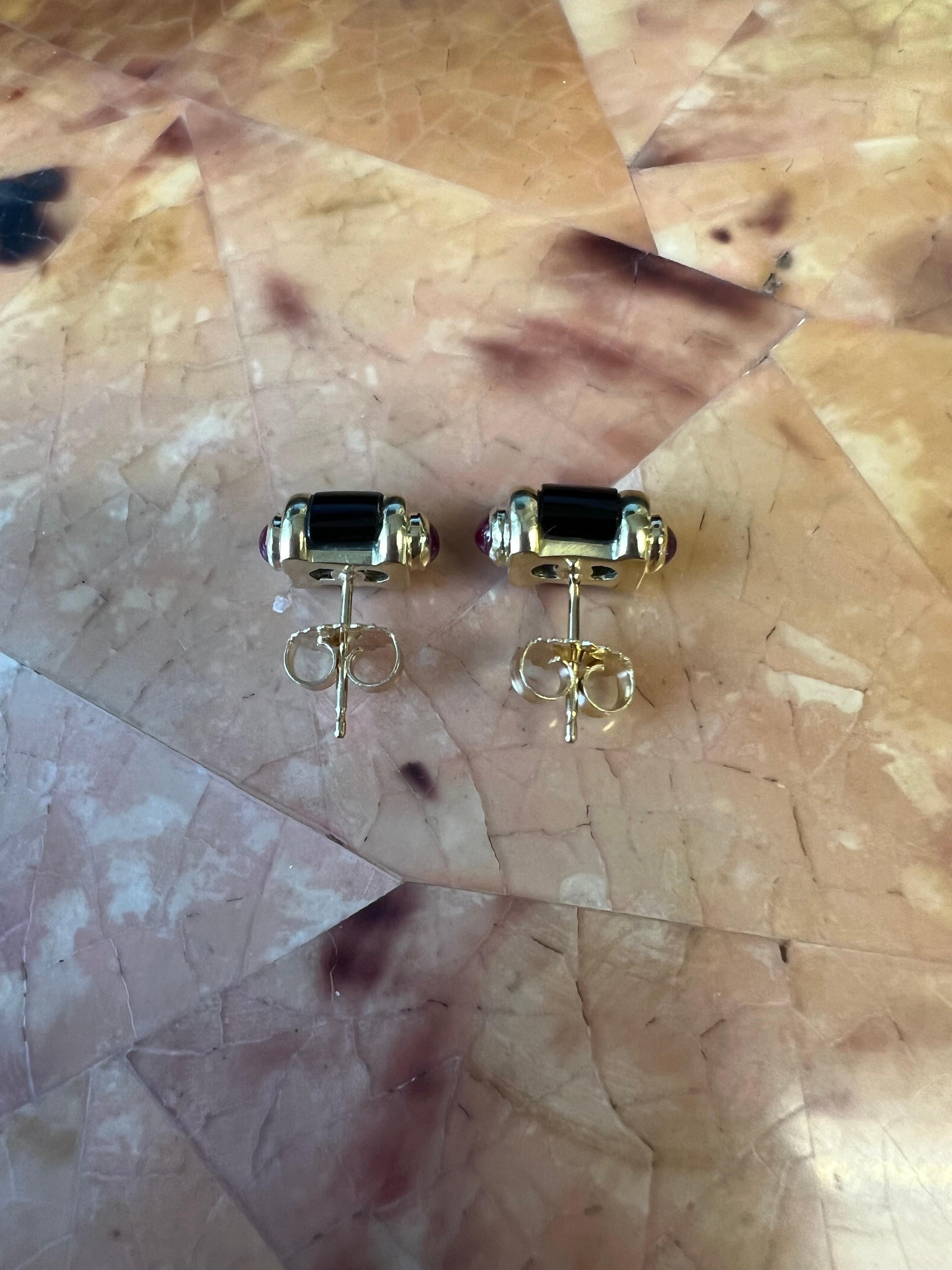 18k Yellow Gold Tube Stud Earrings with handcut Black Onyx and Cabochon Rubies In New Condition For Sale In New York, NY