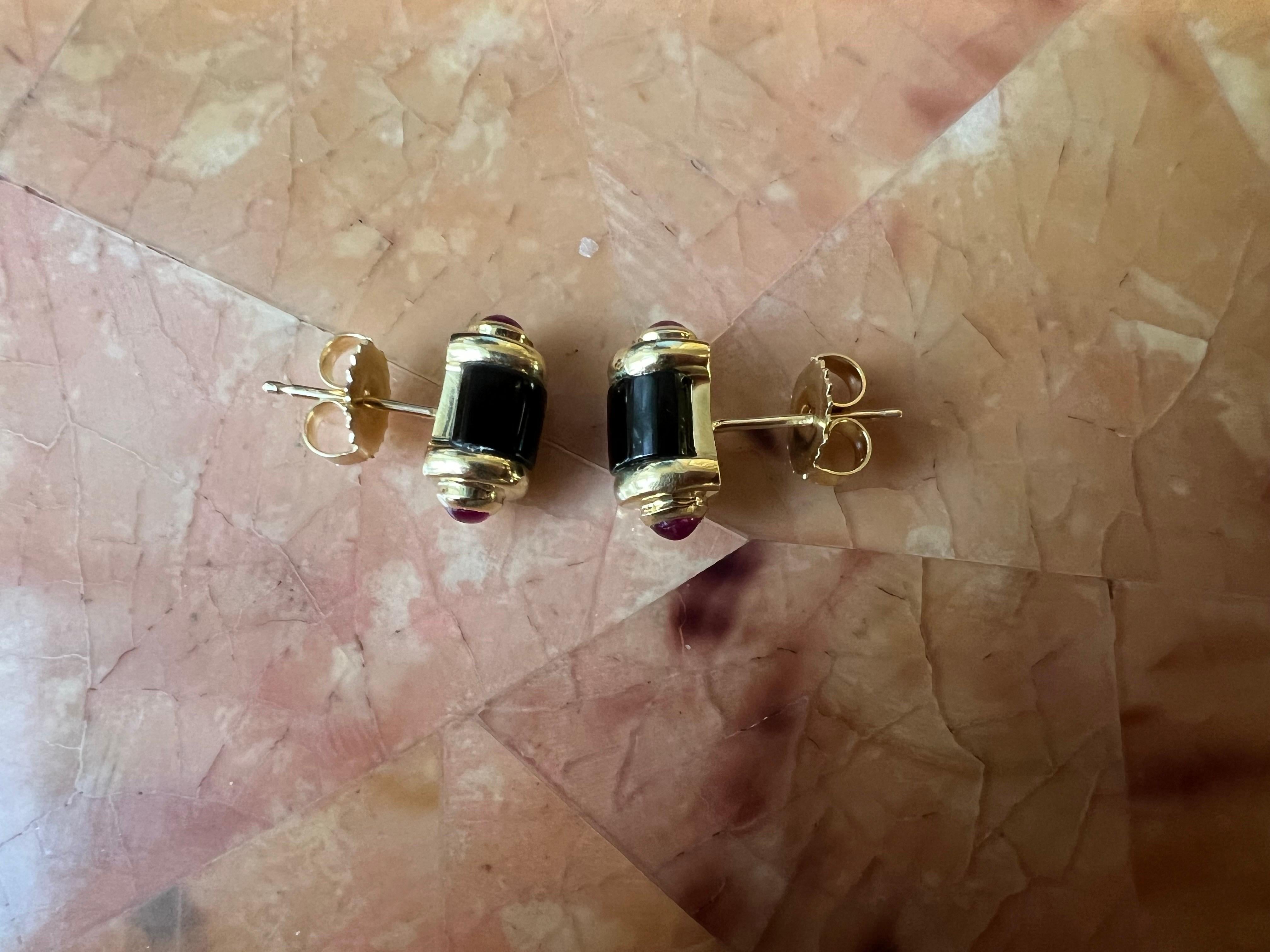 Women's or Men's 18k Yellow Gold Tube Stud Earrings with handcut Black Onyx and Cabochon Rubies For Sale