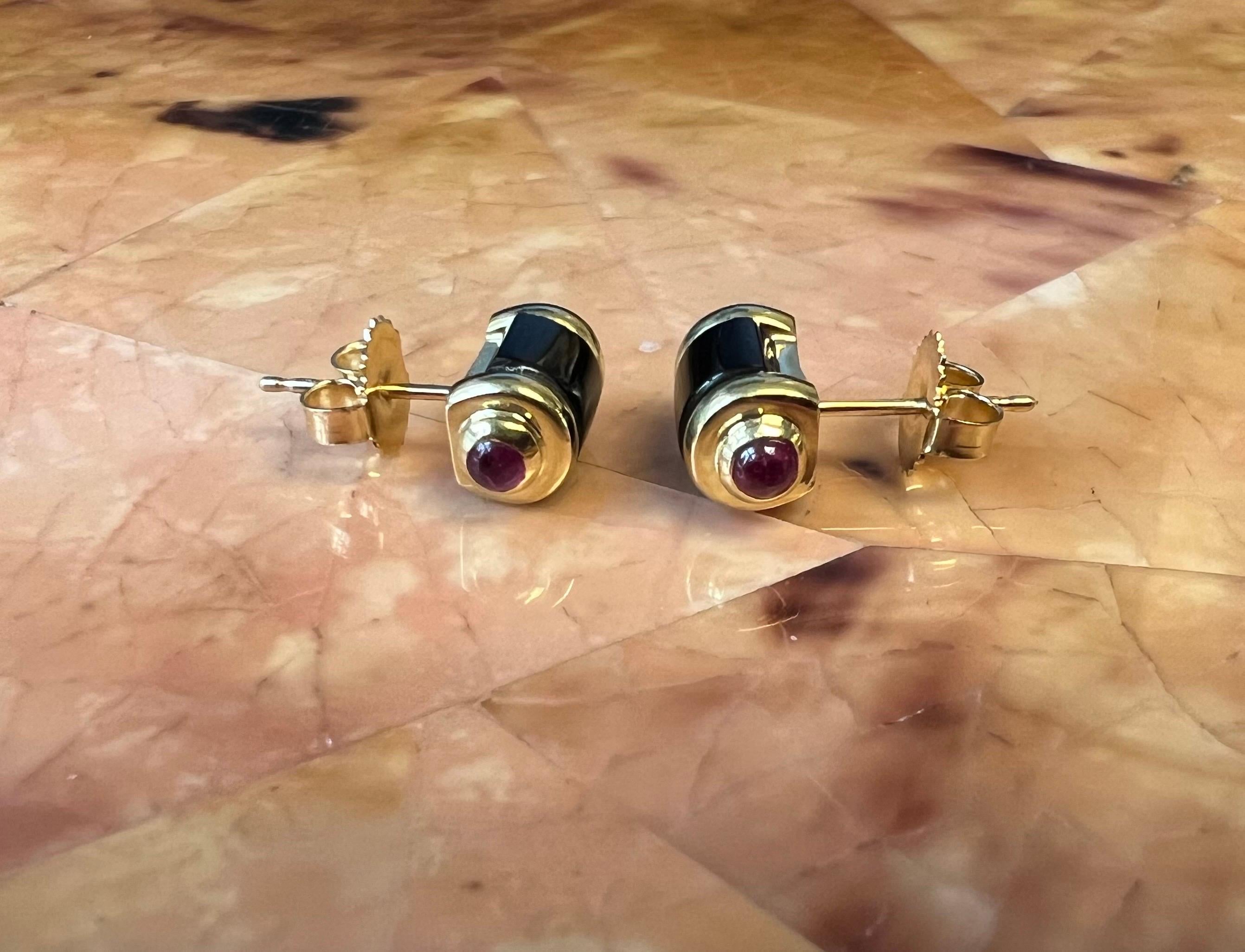 18k Yellow Gold Tube Stud Earrings with handcut Black Onyx and Cabochon Rubies For Sale 1