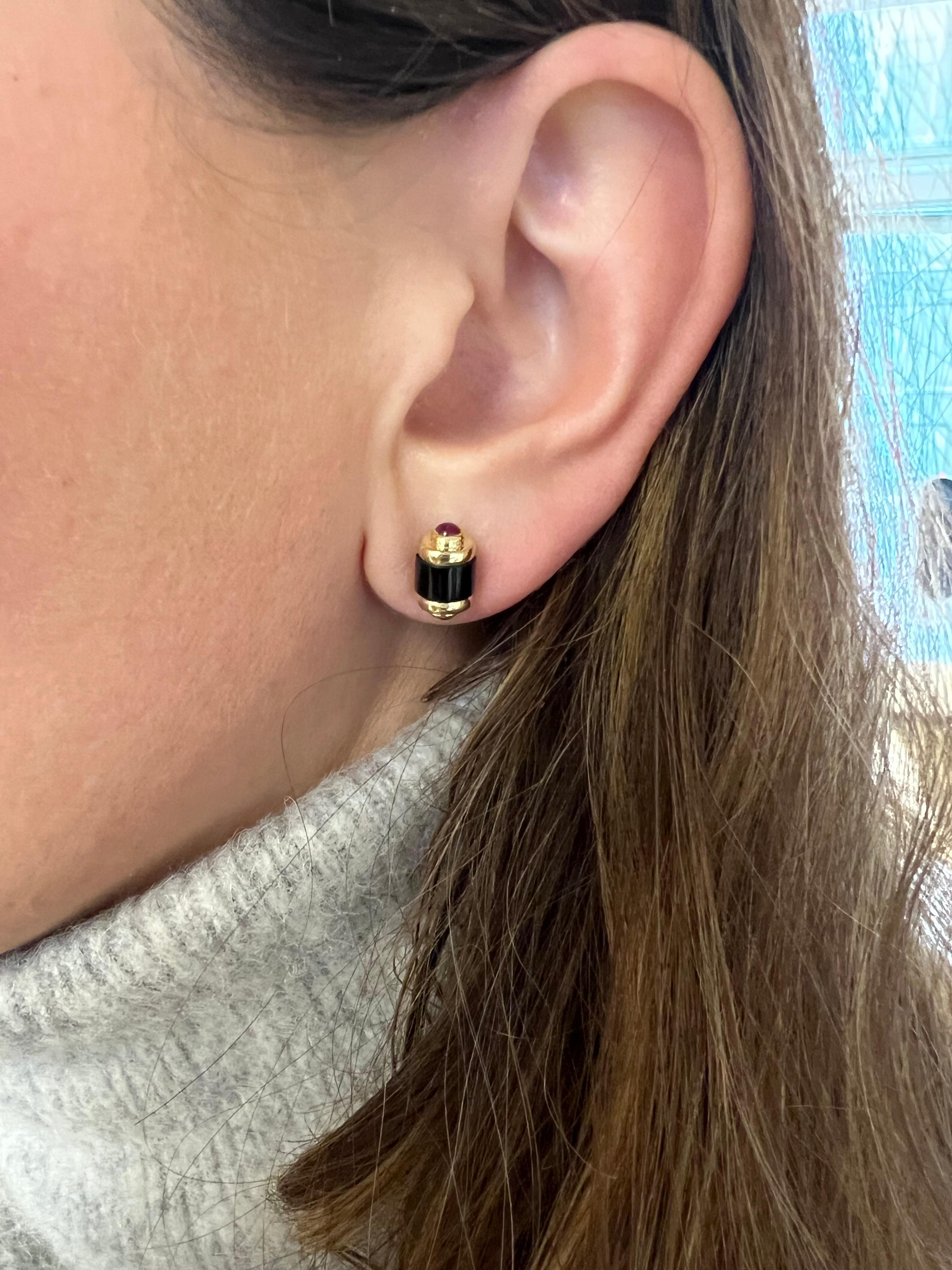 18k Yellow Gold Tube Stud Earrings with handcut Black Onyx and Cabochon Rubies For Sale 3