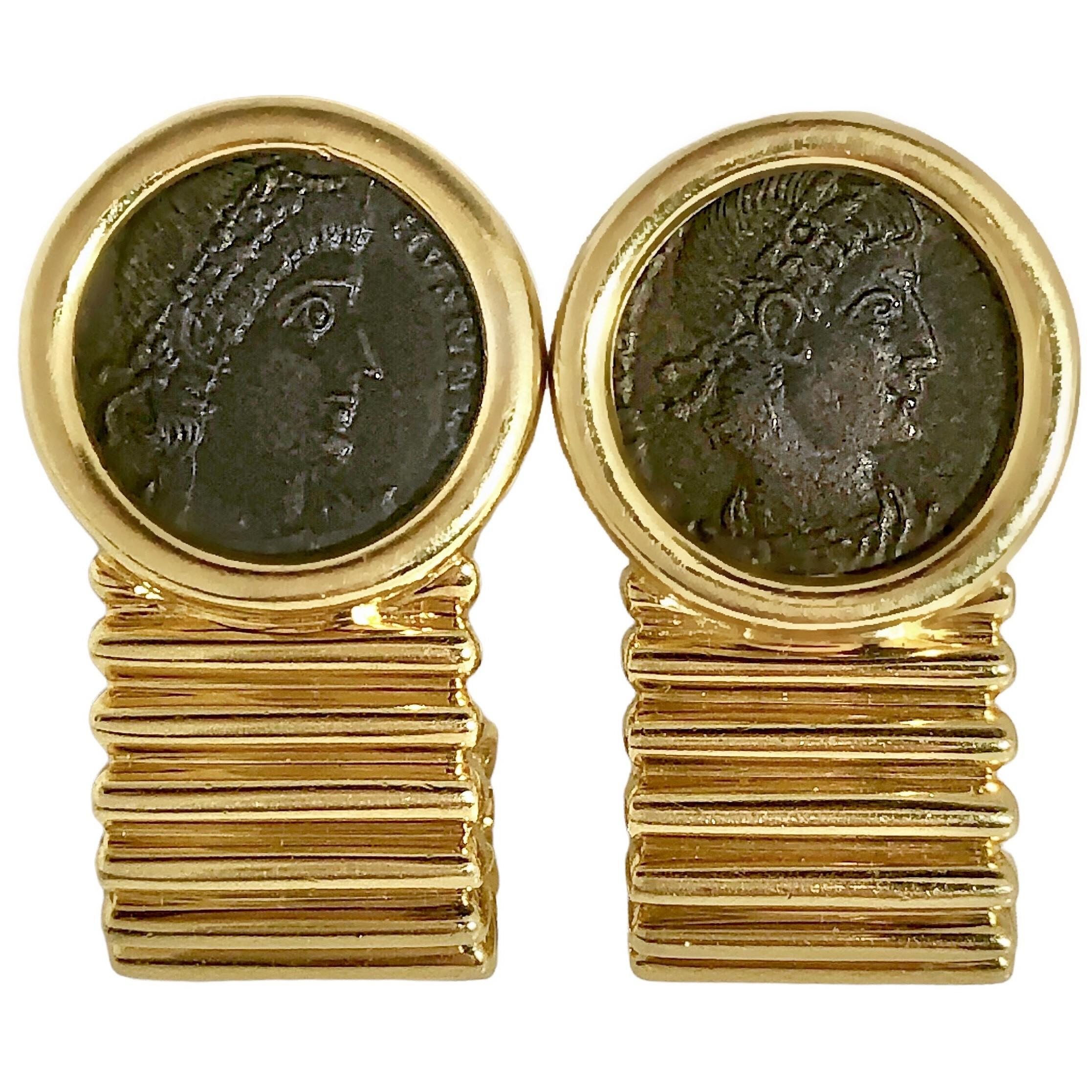 Diese hübschen Vintage-Ohrringe aus 18 Karat Gelbgold im Tubogas-Stil werden von zwei authentischen antiken Bronzemünzen gekrönt, die Constantinus den Großen aus dem Jahr 324 nach Christus darstellen. Unterhalb der Münzen in der Lünette befindet