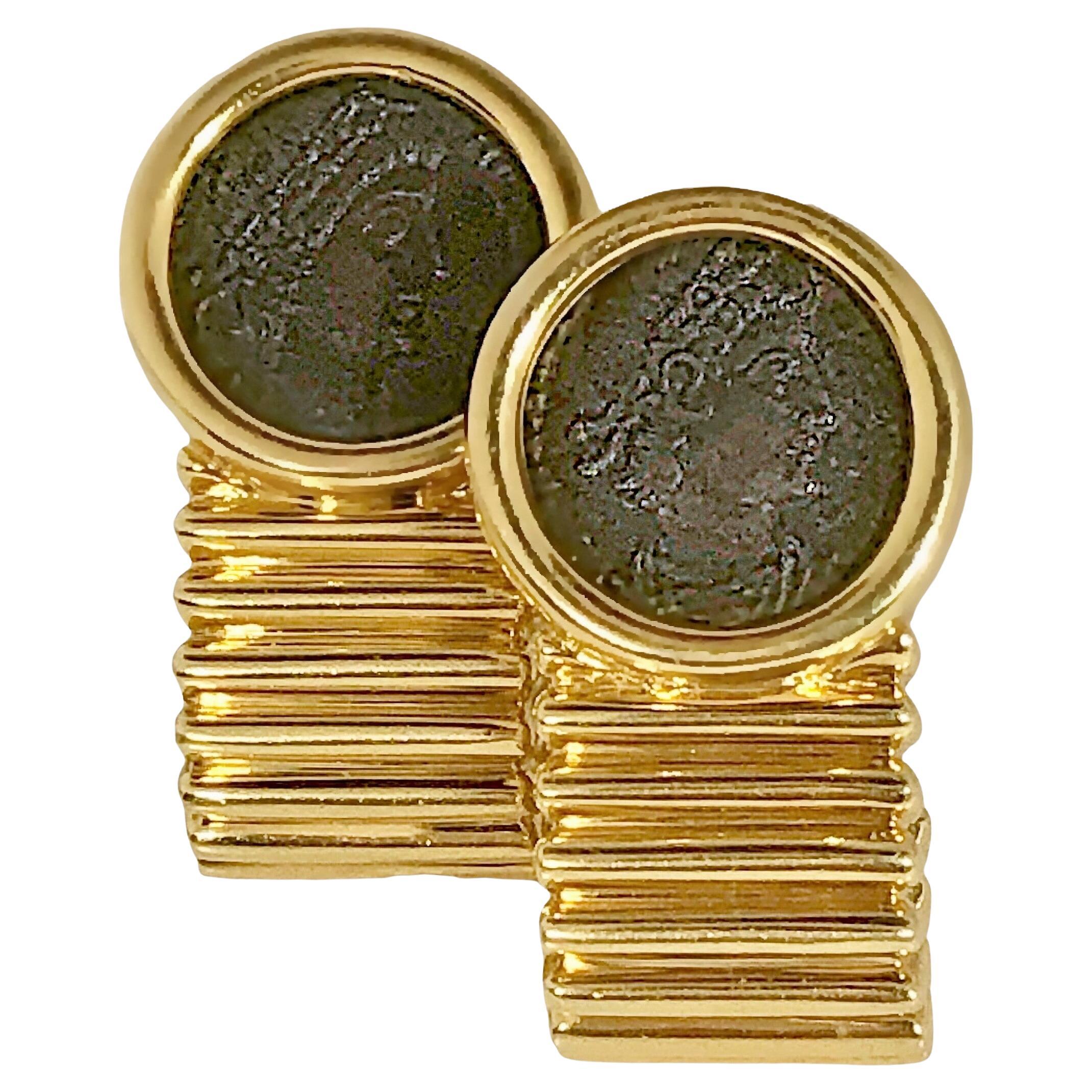 Boucles d'oreilles de style Tubogas en or jaune 18 carats avec pièces anciennes