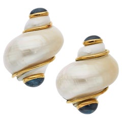 Orecchini Turbo Shell in oro giallo 18k con zaffiri cabochon di Seaman Schepps