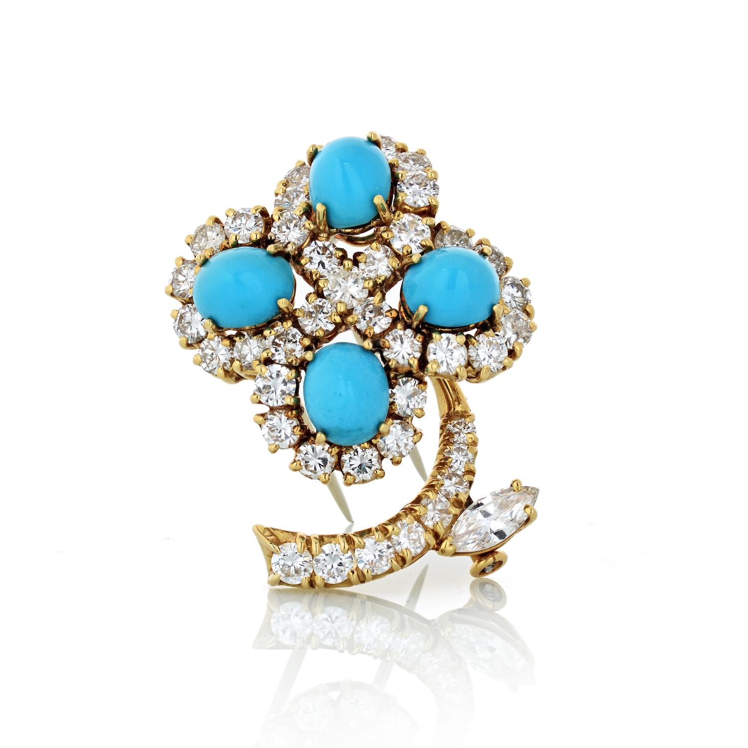 Cette ravissante broche en turquoise et diamants, réalisée en or jaune 18 carats, est conçue dans la forme élégante d'une fleur. Mesurant 1,3 pouce de long, cette pièce exquise présente une belle combinaison de pierres précieuses et de métaux