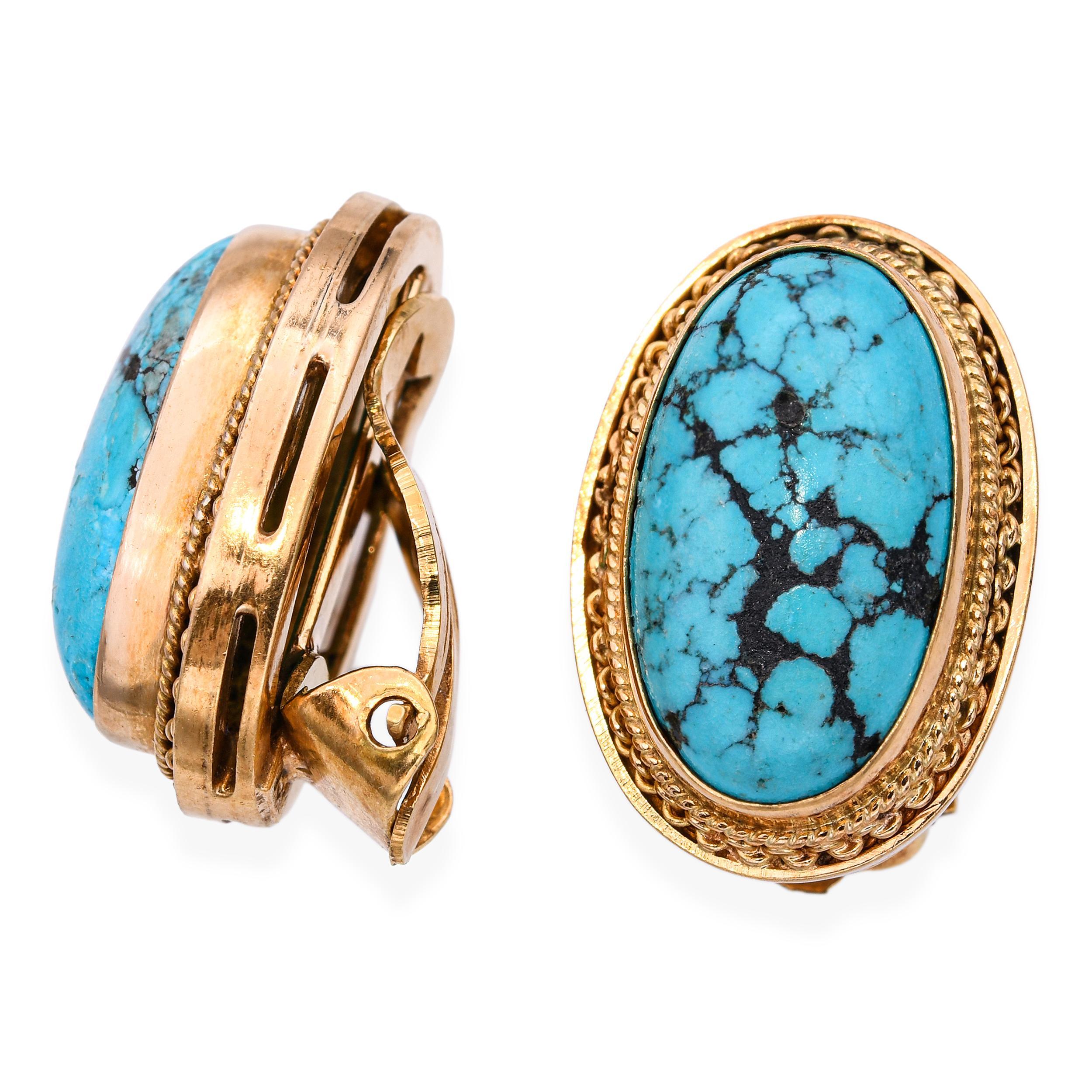 Ces boucles d'oreilles vintage en or jaune 18 carats présentent des cabochons de turquoise vibrants sertis dans un design clip-on intemporel. Les pierres turquoise lisses sont magnifiquement contrastées par la chaleur de l'or, créant ainsi une pièce