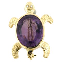 18k yellow gold turtle-shaped brooch with amethyst and brilliant-cut diamonds