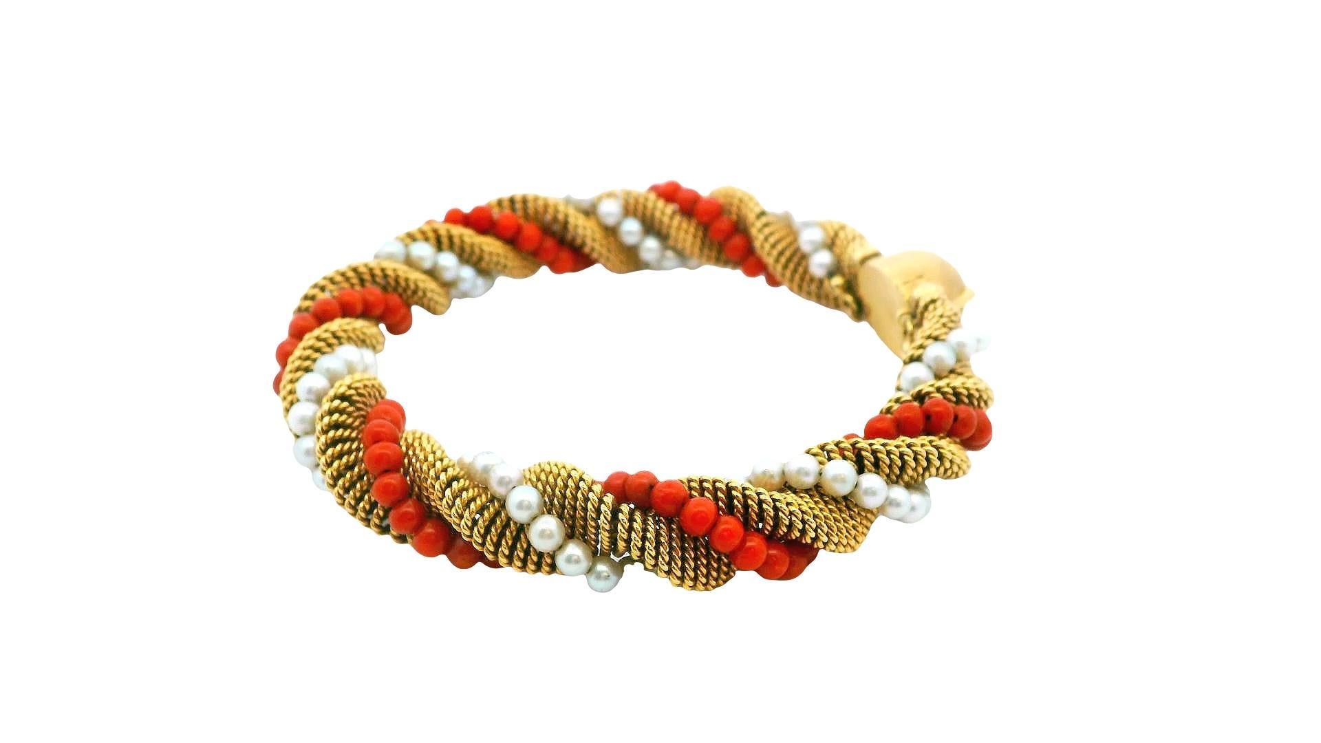 Bracciale Twist in oro giallo 18k con corallo e perle In condizioni buone in vendita a Great Neck Plaza, NY