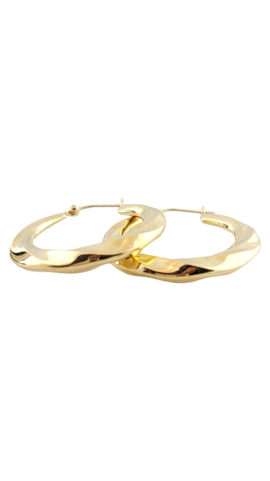 Vintage 18K Yellow Gold Twist Hoop Earrings 

Hoop earrings in 18 Karat yellow gold with a twist design.

Weight: 2.5 dwt./3.92 g

Hallmark: M750

Size: 30.4 mm X 28.5 mm/1.2 in. X 1.1 in.

Approximately 3.8 mm thick.

Very good condition,