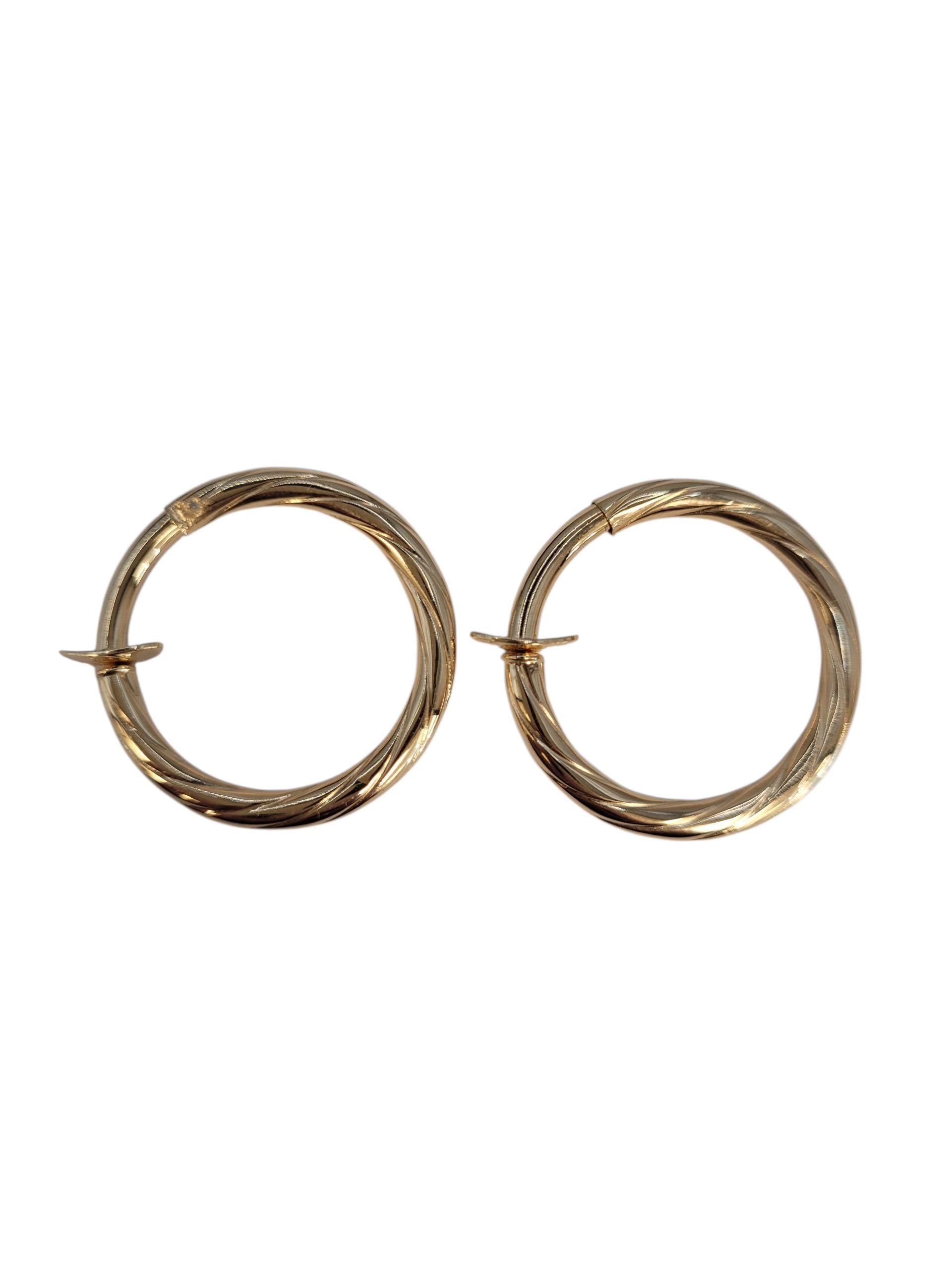 18k Yellow Gold Twisted Open Twisted Hoop Earrings (non-pierced)

These 18k Yellow Gold Twisted Hoop Earrings offer the luxurious look of classic gold hoops, designed specifically for non-pierced ears. Featuring a refined twisted design, each