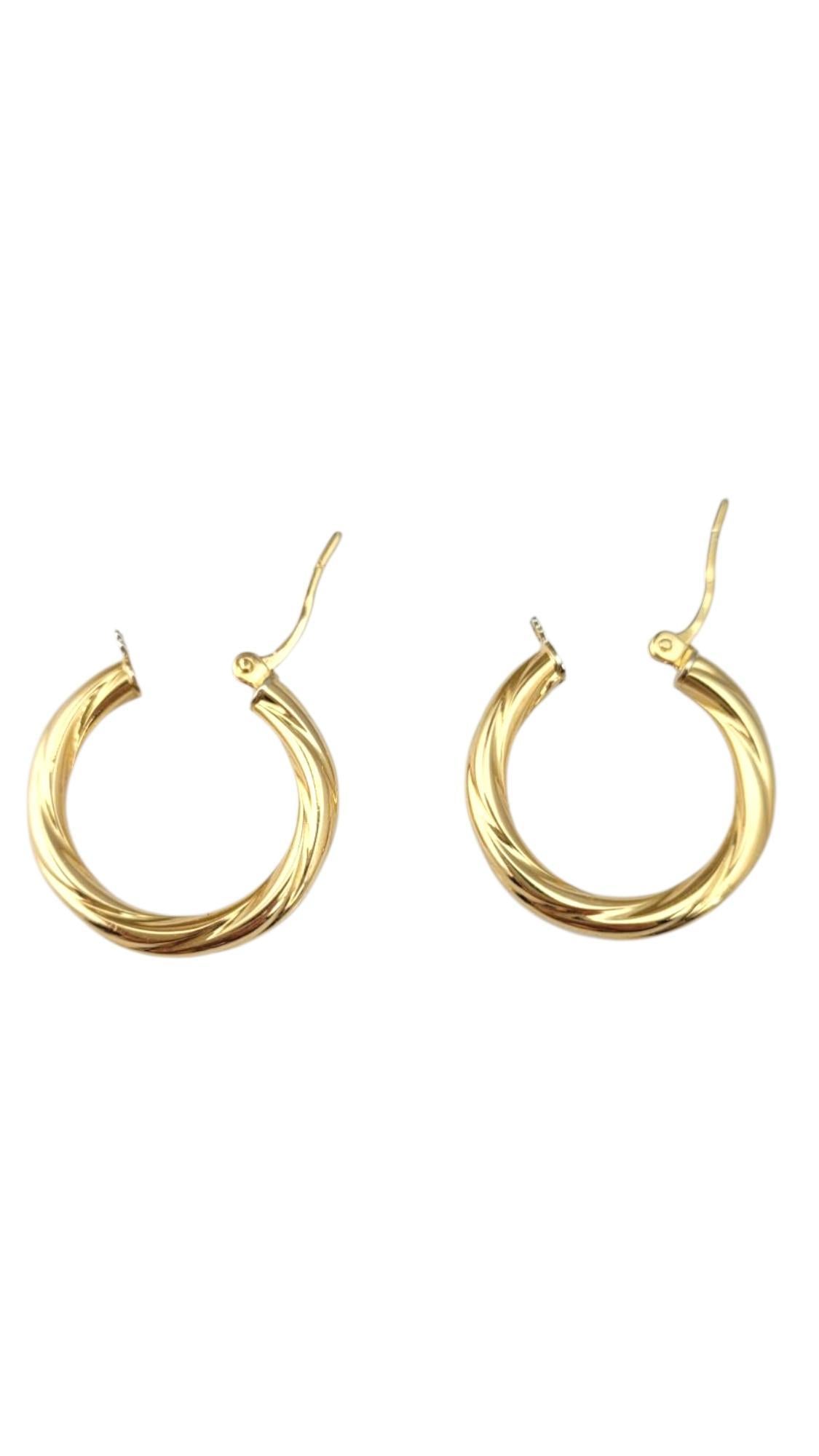 18K Yellow Gold Twisted Hoop Earrings #21710 In condizioni buone in vendita a Washington Depot, CT