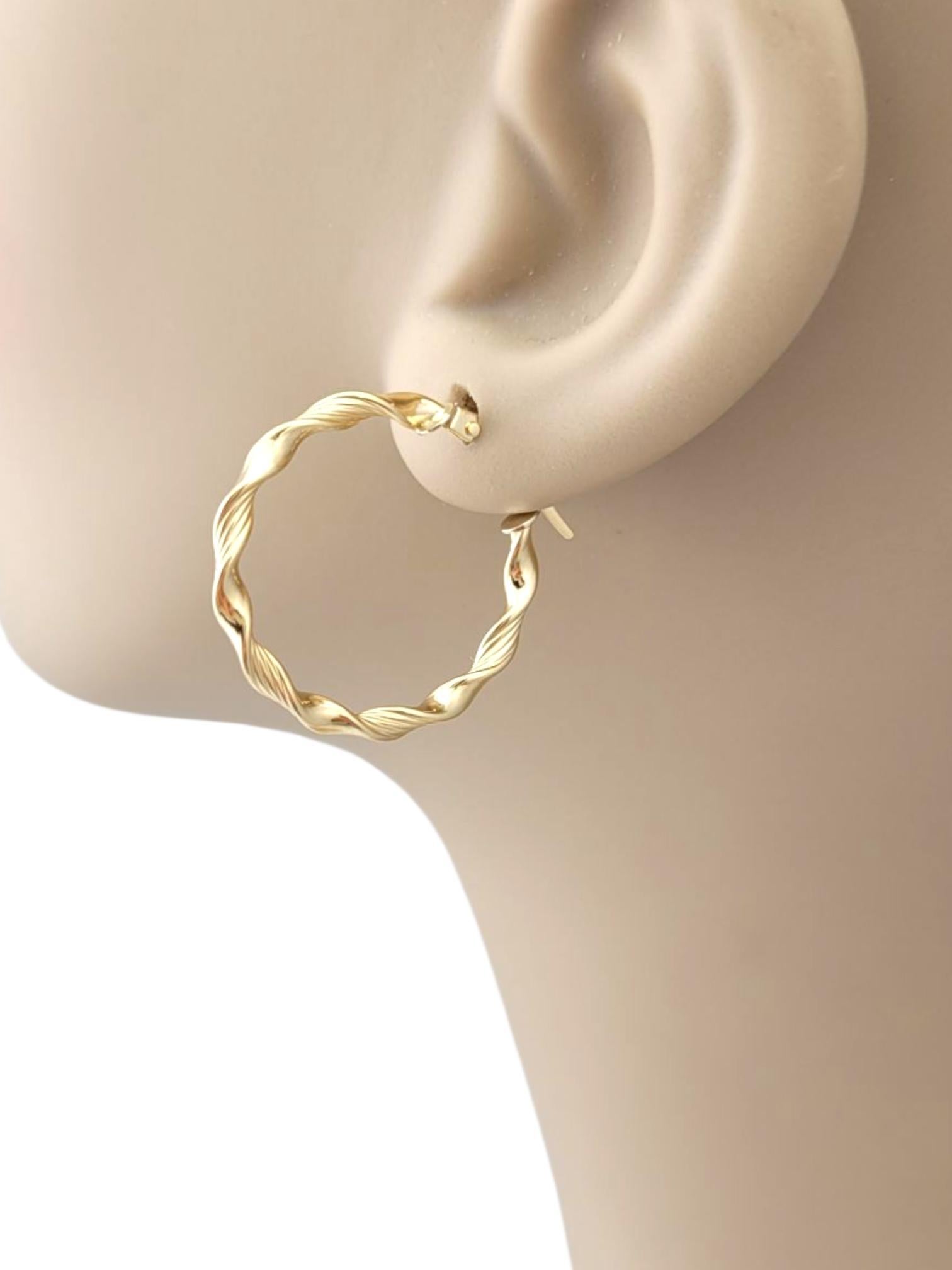 18K Yellow Gold Twisted Hoop Earrings #21753 en vente 1