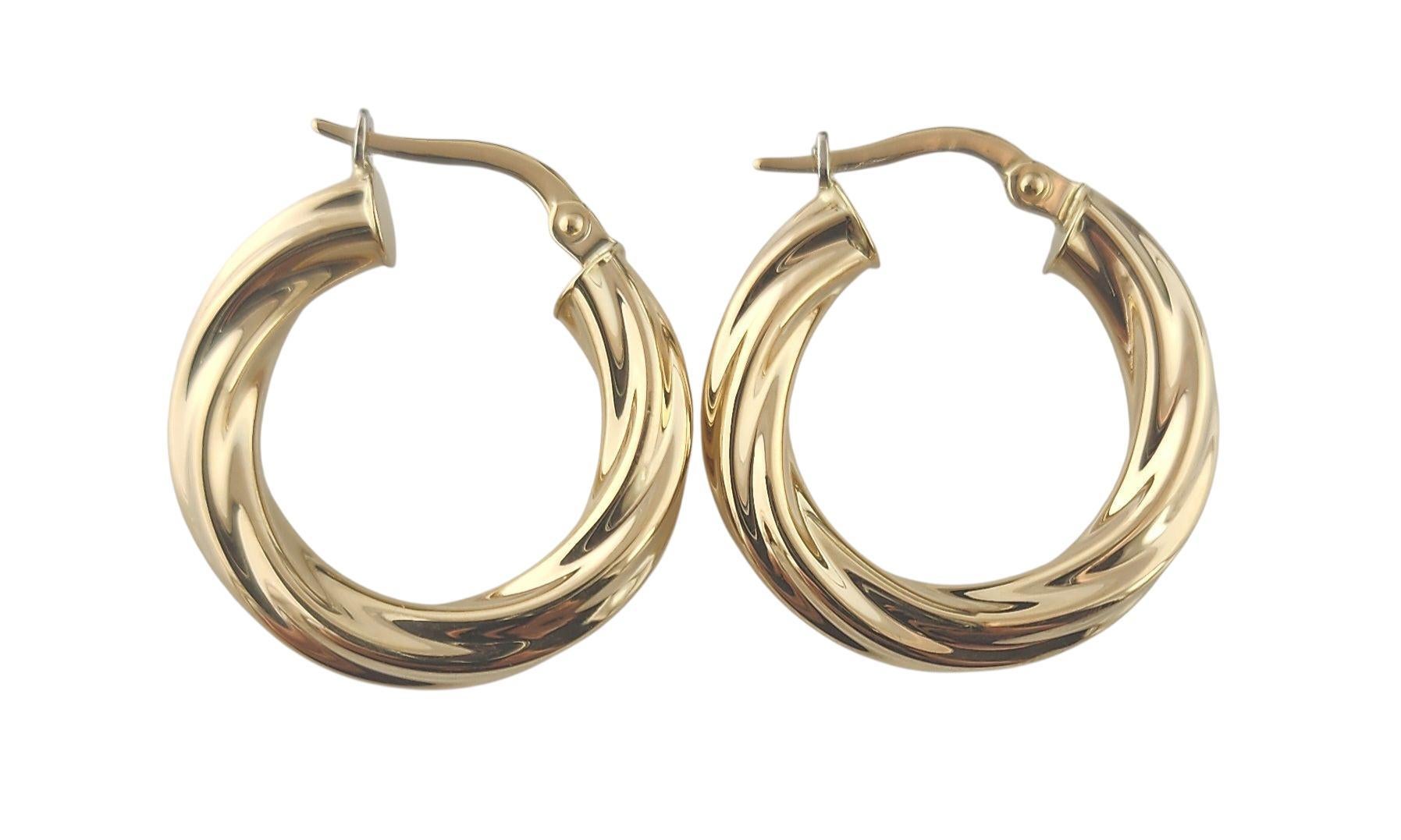 Boucles d'oreilles en or jaune 18k torsadées.

Rehaussez votre style quotidien avec ces boucles d'oreilles torsadées en or jaune 18 carats, à la fois intemporelles et distinctives.

Poinçon : 750 Milor

Poids : 2,5g/ 1,6dwt

Taille : 22.9mm X 3.8mm