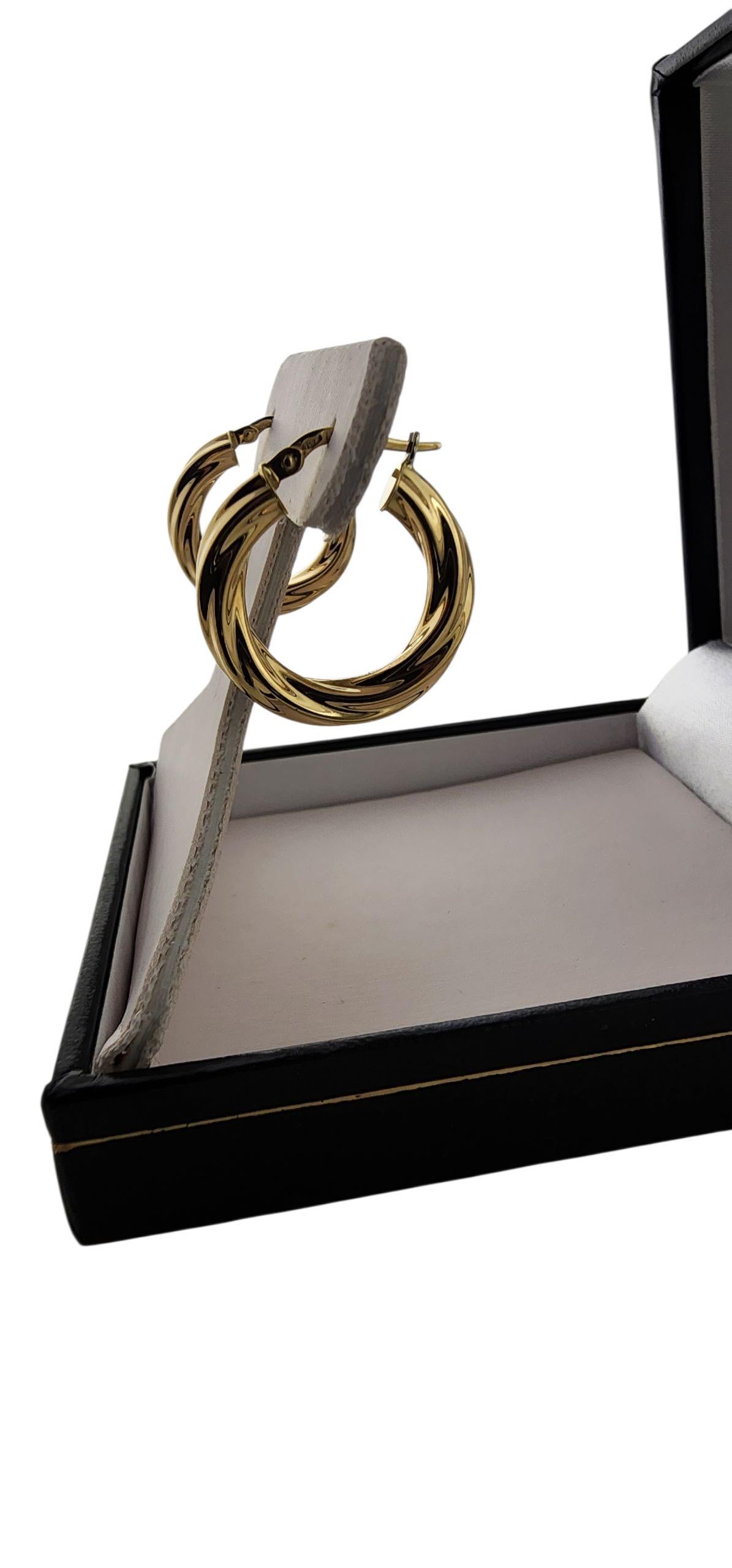 Orecchini a cerchio ritorto in oro giallo 18k #23446 In condizioni buone in vendita a Washington Depot, CT