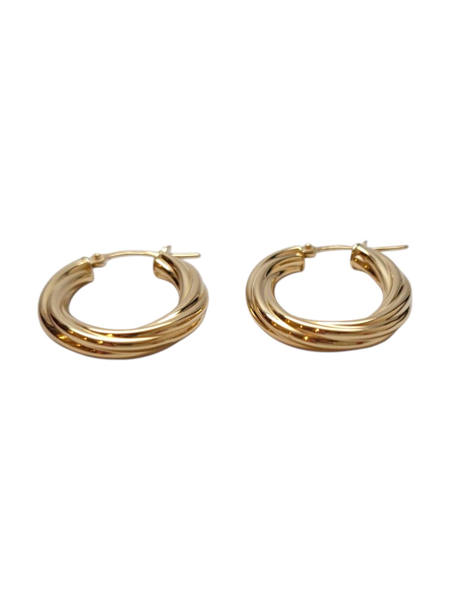 Orecchini a cerchio ovali ritorti in oro giallo 18K #21662 in vendita 2