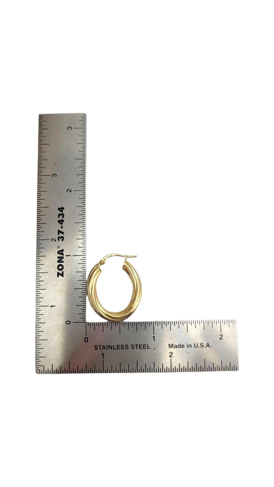 Orecchini a cerchio ovali ritorti in oro giallo 18K #21662 in vendita 4