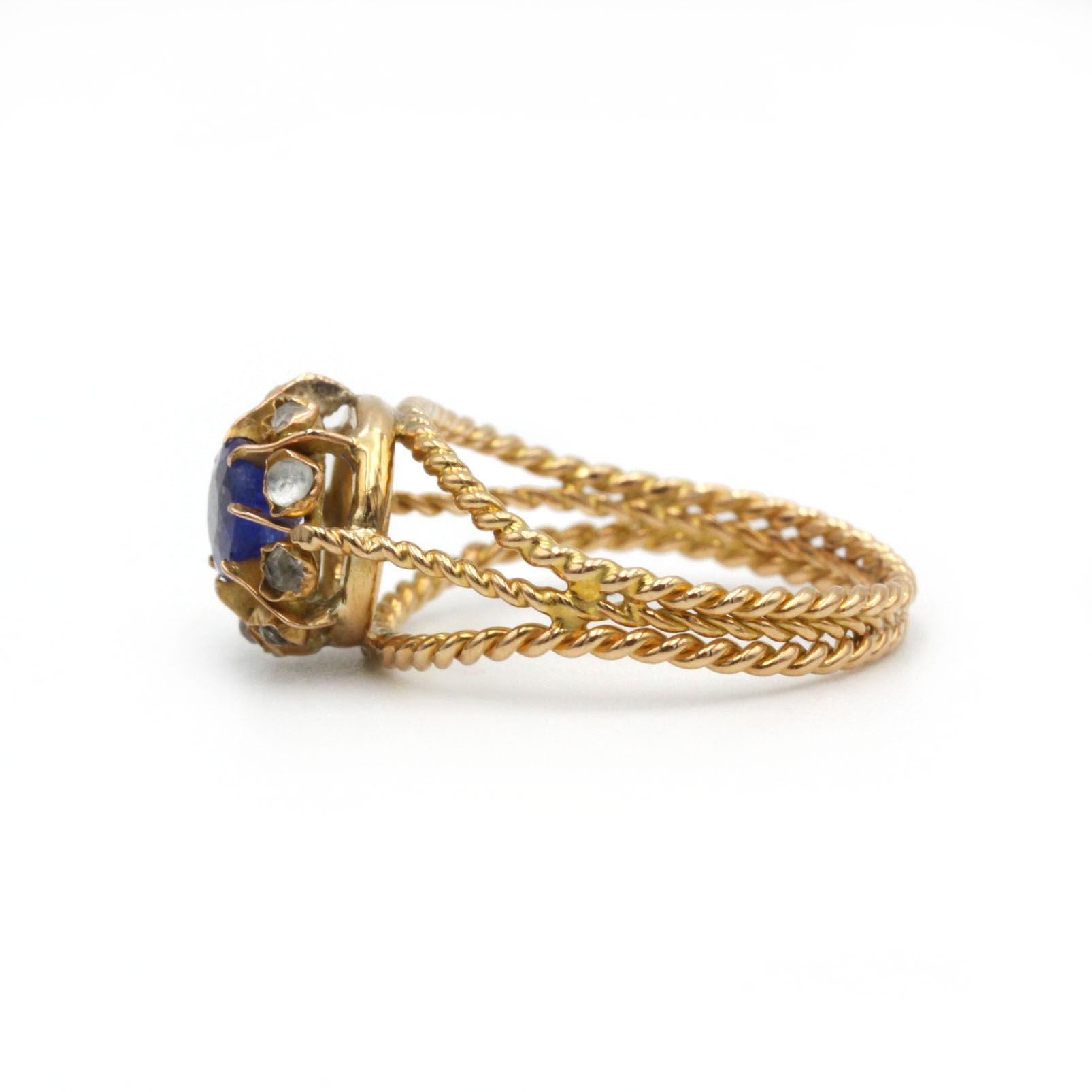 Rétro Bague torsadée en or jaune 18 carats avec saphirs et diamants en vente