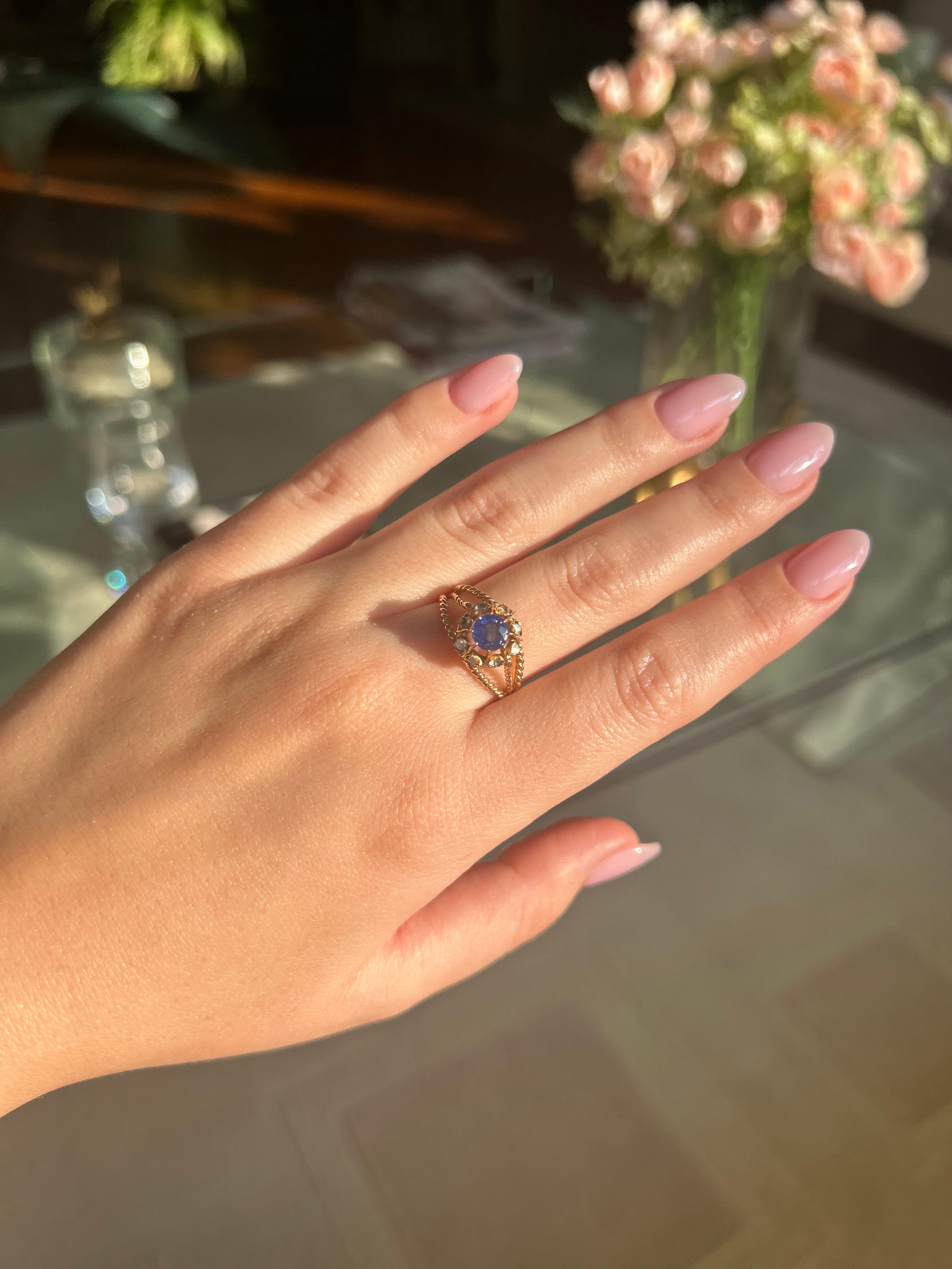 Taille ronde Bague torsadée en or jaune 18 carats avec saphirs et diamants en vente