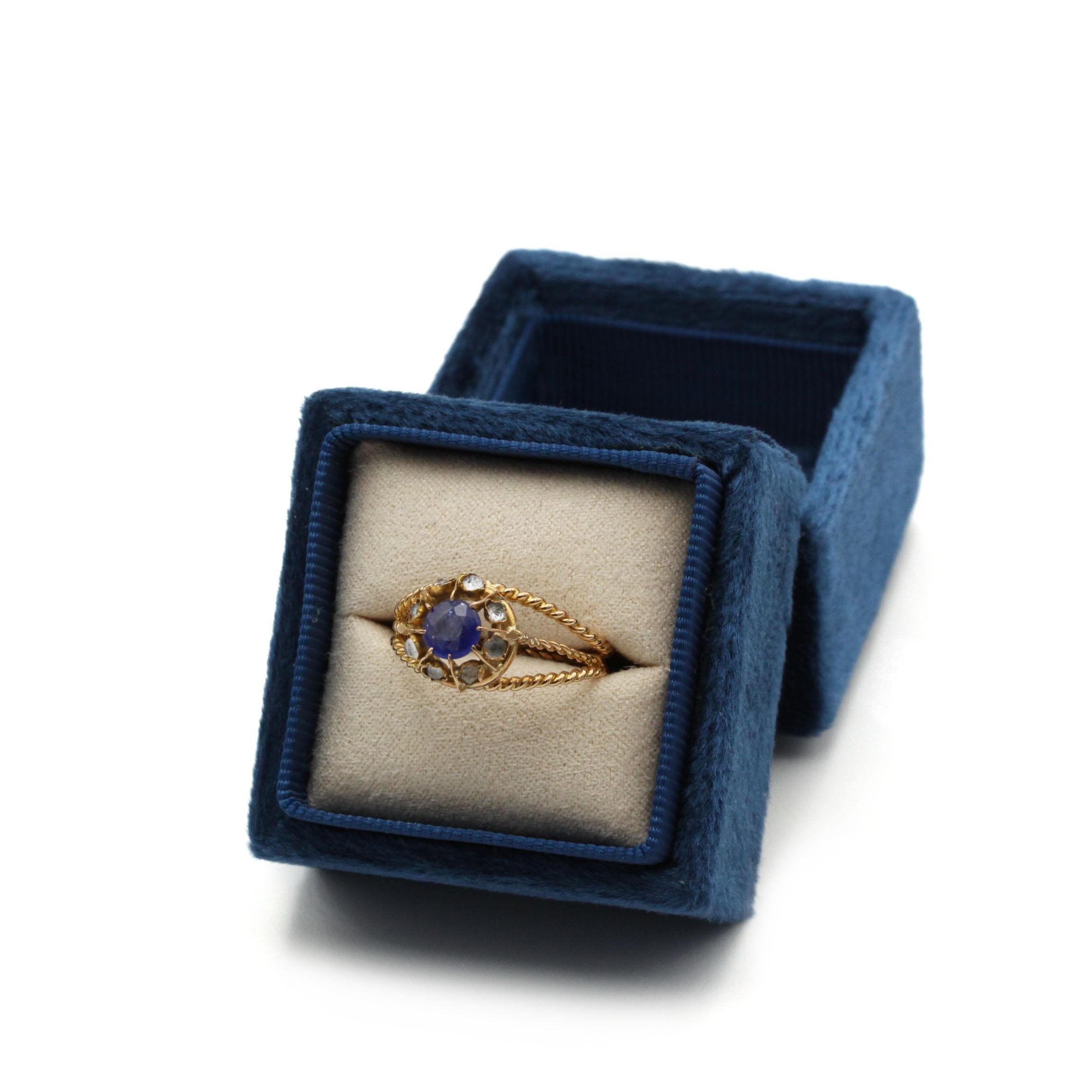 Bague torsadée en or jaune 18 carats avec saphirs et diamants Pour femmes en vente