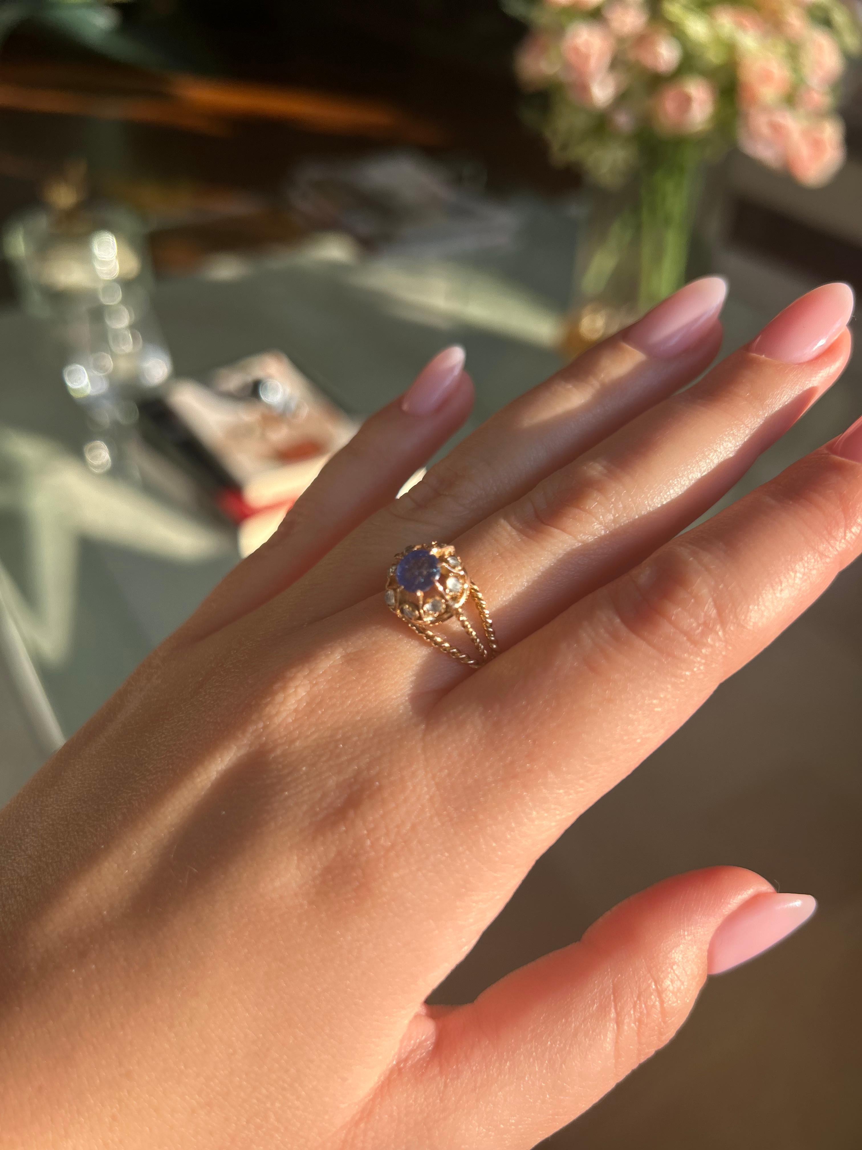 Bague torsadée en or jaune 18 carats avec saphirs et diamants Pour femmes en vente
