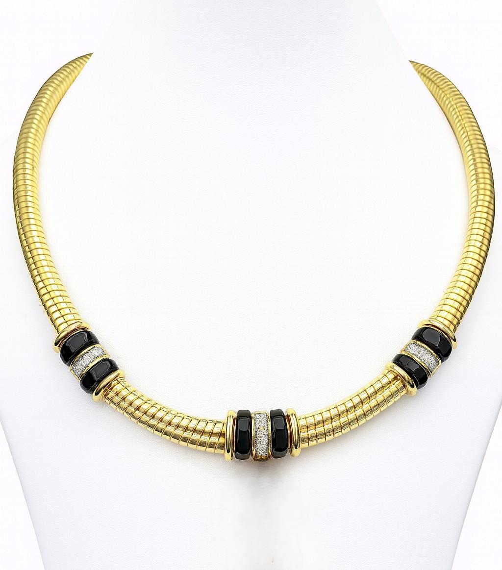 18K Yellow Gold Twisted Tubogas Onyx and Diamond Necklace
This striking necklace showcases the elegance of Italian Tubogas craftsmanship with a contemporary twist. Crafted in rich 18kt yellow gold, the design features a bold twisted Tubogas collar