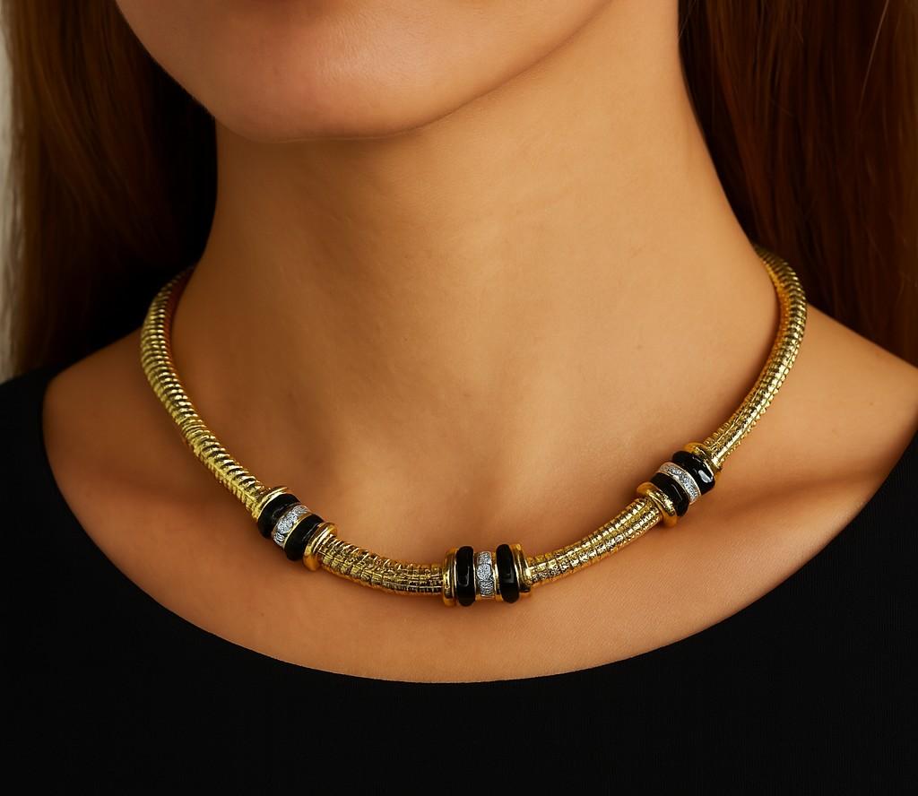 Round Cut 18K Yellow Gold Twisted Tubogas Onyx and Diamond Necklace For Sale