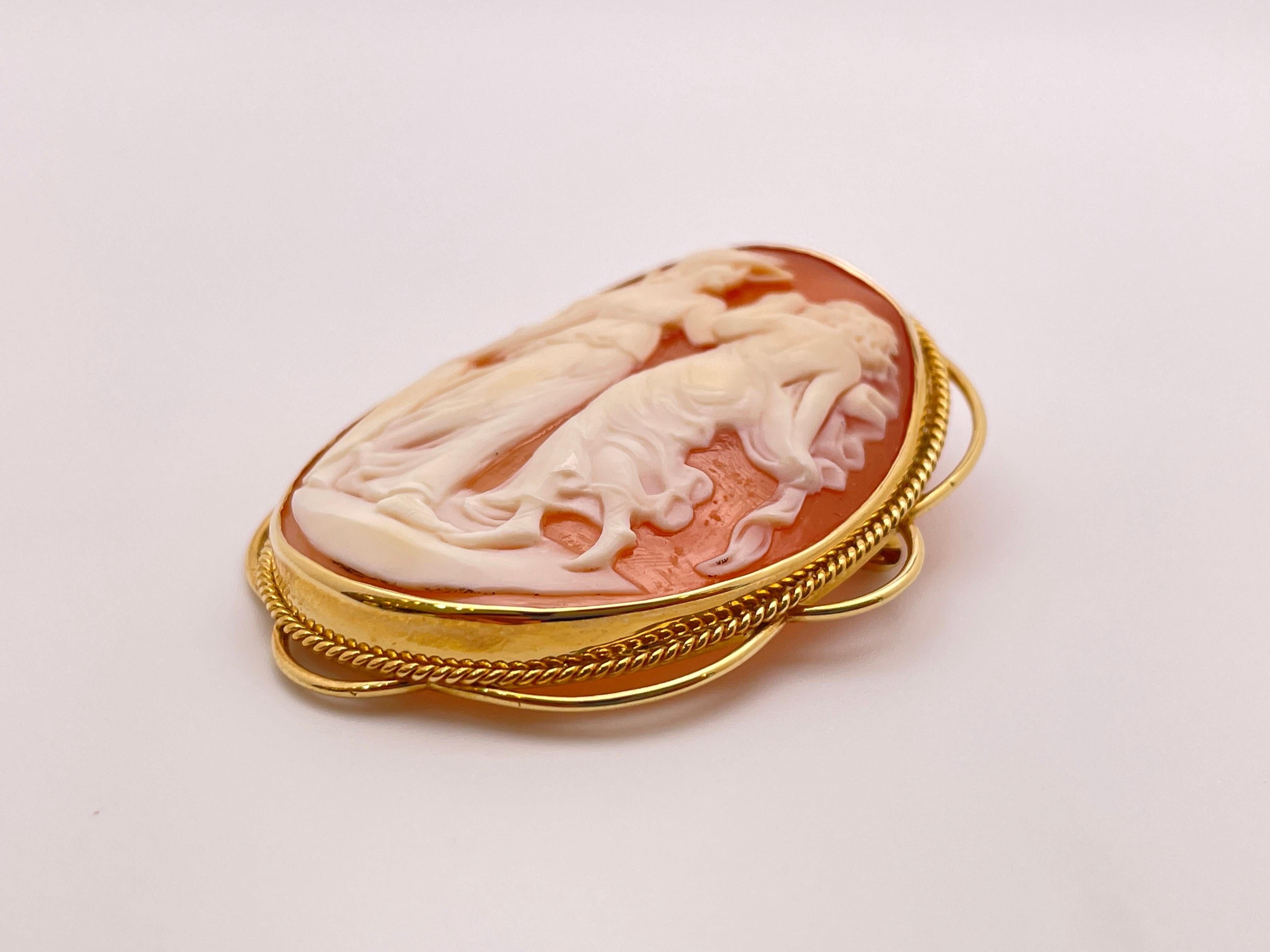 18K Yellow Gold Two Roman Graces Shell Cameo Pendant Brooch Pin im Zustand „Gut“ im Angebot in Westport, CT