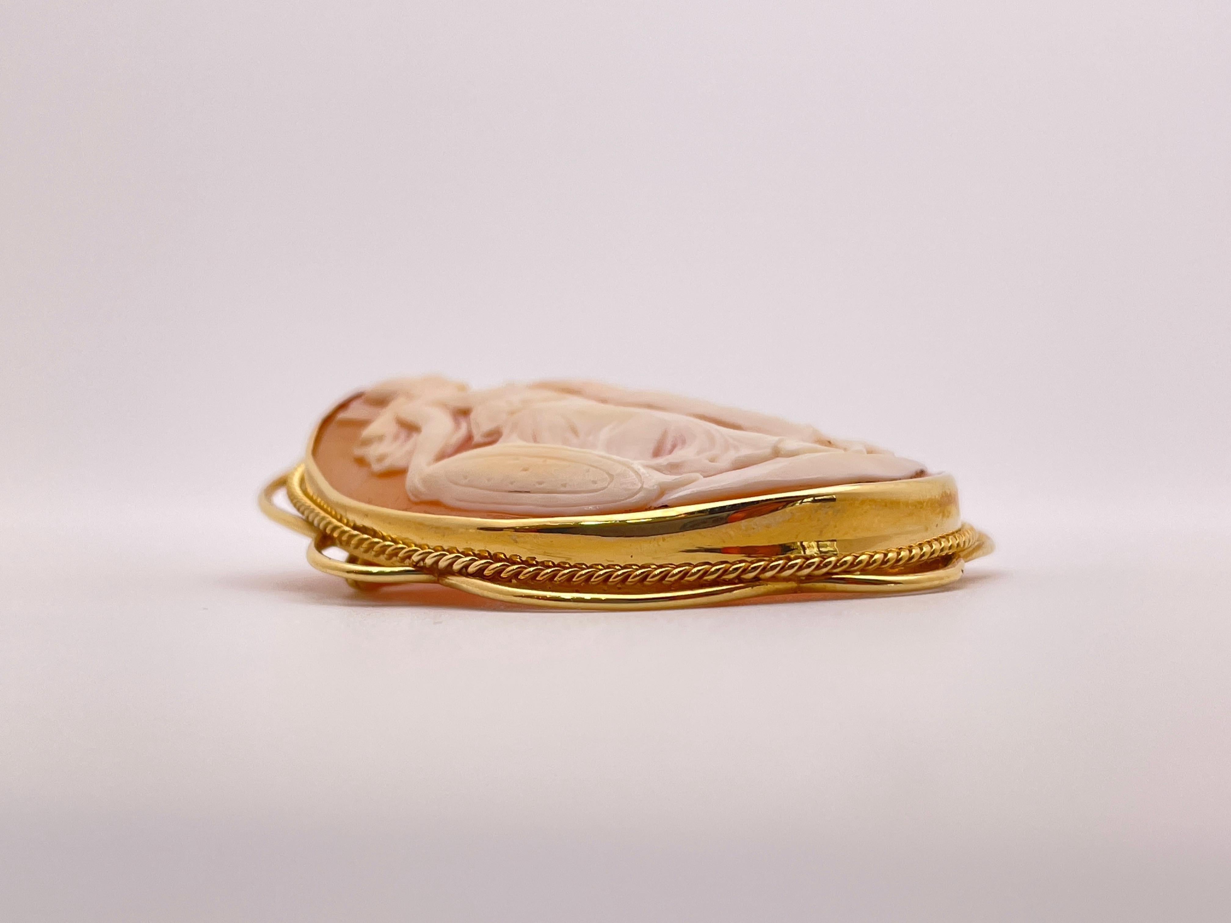 18K Yellow Gold Two Roman Graces Shell Cameo Pendant Brooch Pin für Damen oder Herren im Angebot