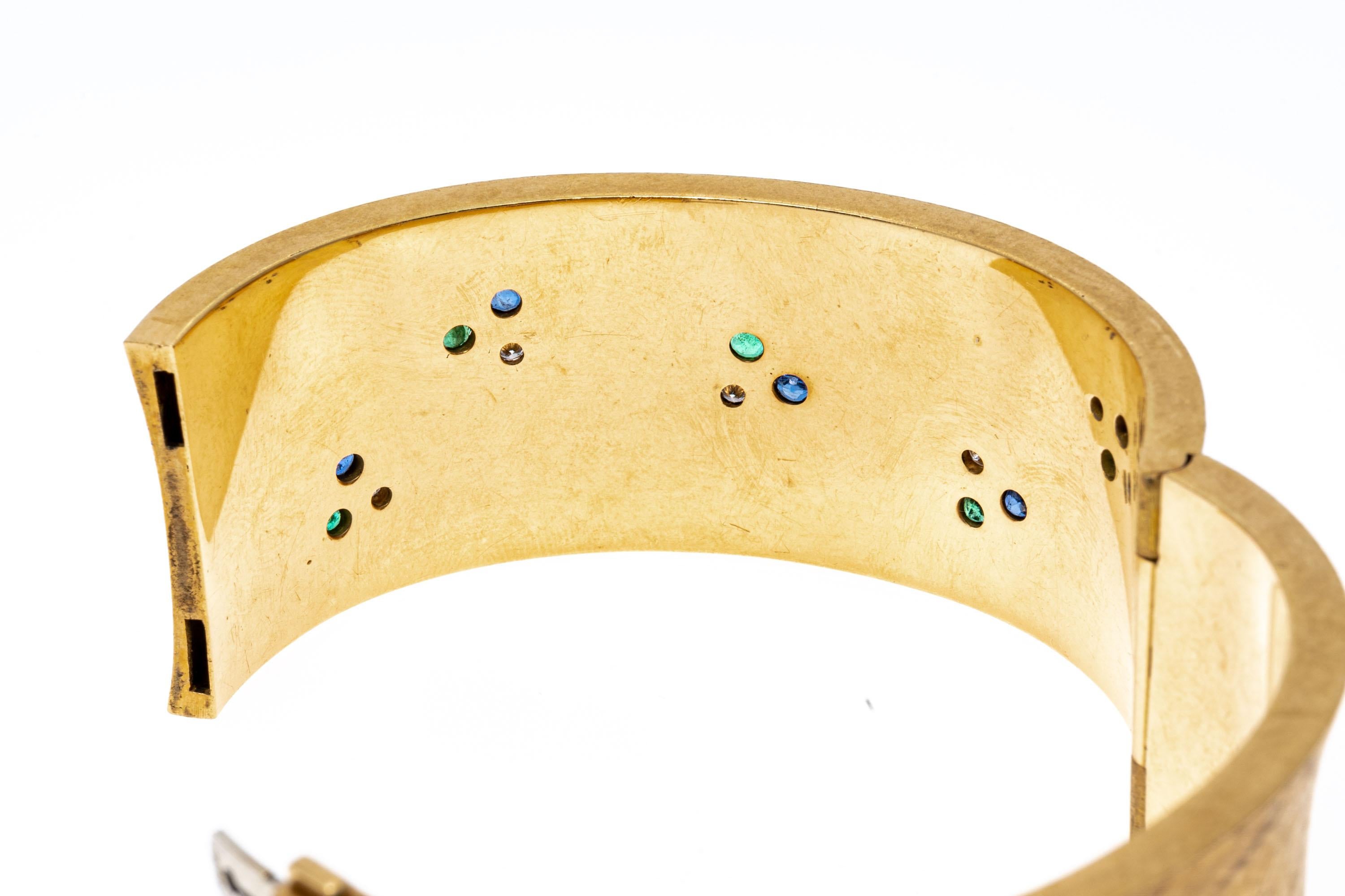 Rétro Bracciale ultra largo in oro giallo 18K con diamanti, zaffiri e smeraldi in vendita
