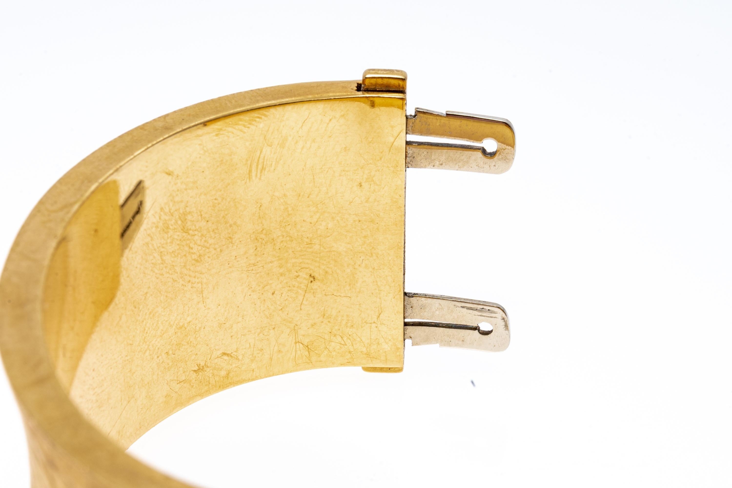 Taille ronde Bracelet en or jaune 18K avec diamants, saphirs et émeraudes en forme d'anneau ultra-large en vente
