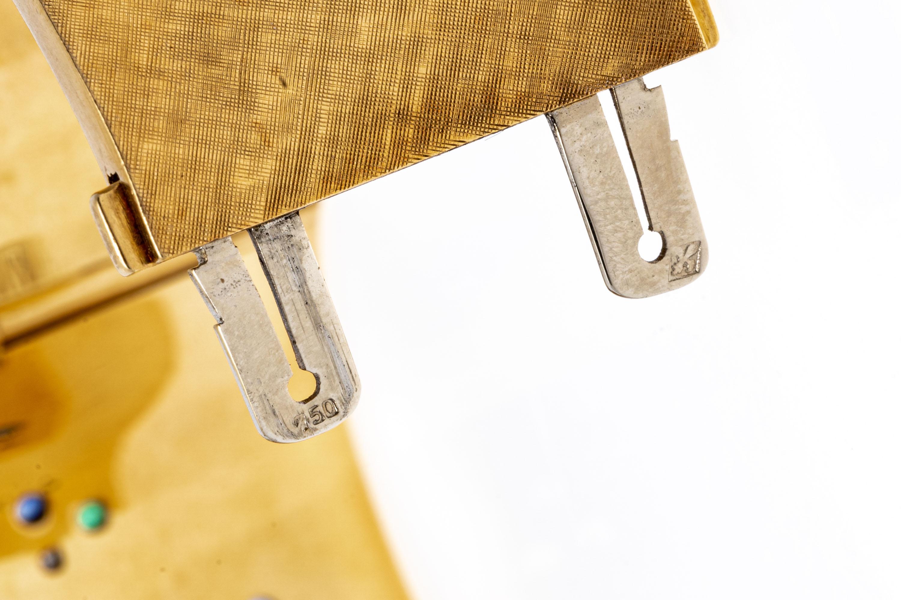 Bracciale ultra largo in oro giallo 18K con diamanti, zaffiri e smeraldi In condizioni buone in vendita a Fairfield, CT
