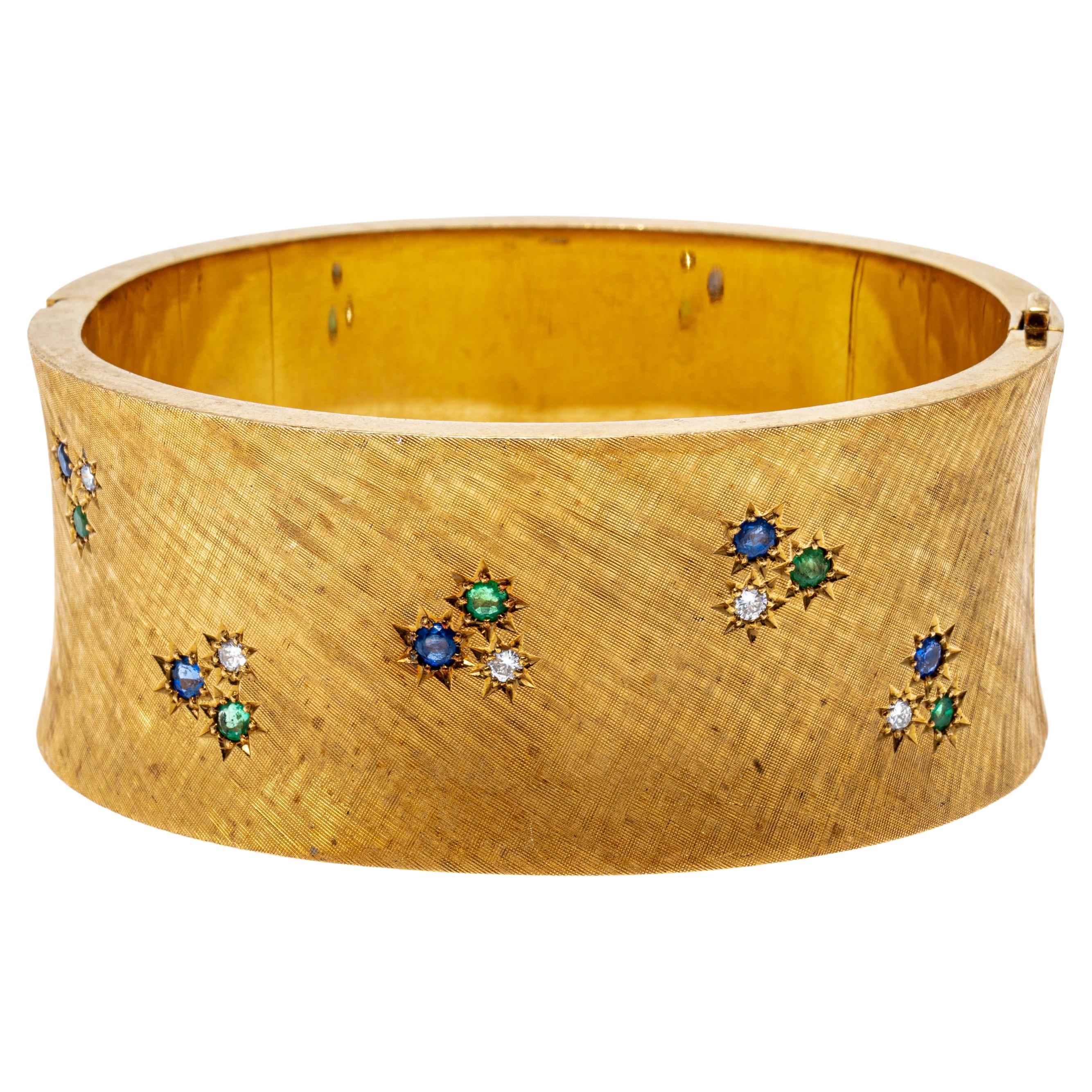Bracelet en or jaune 18K avec diamants, saphirs et émeraudes en forme d'anneau ultra-large