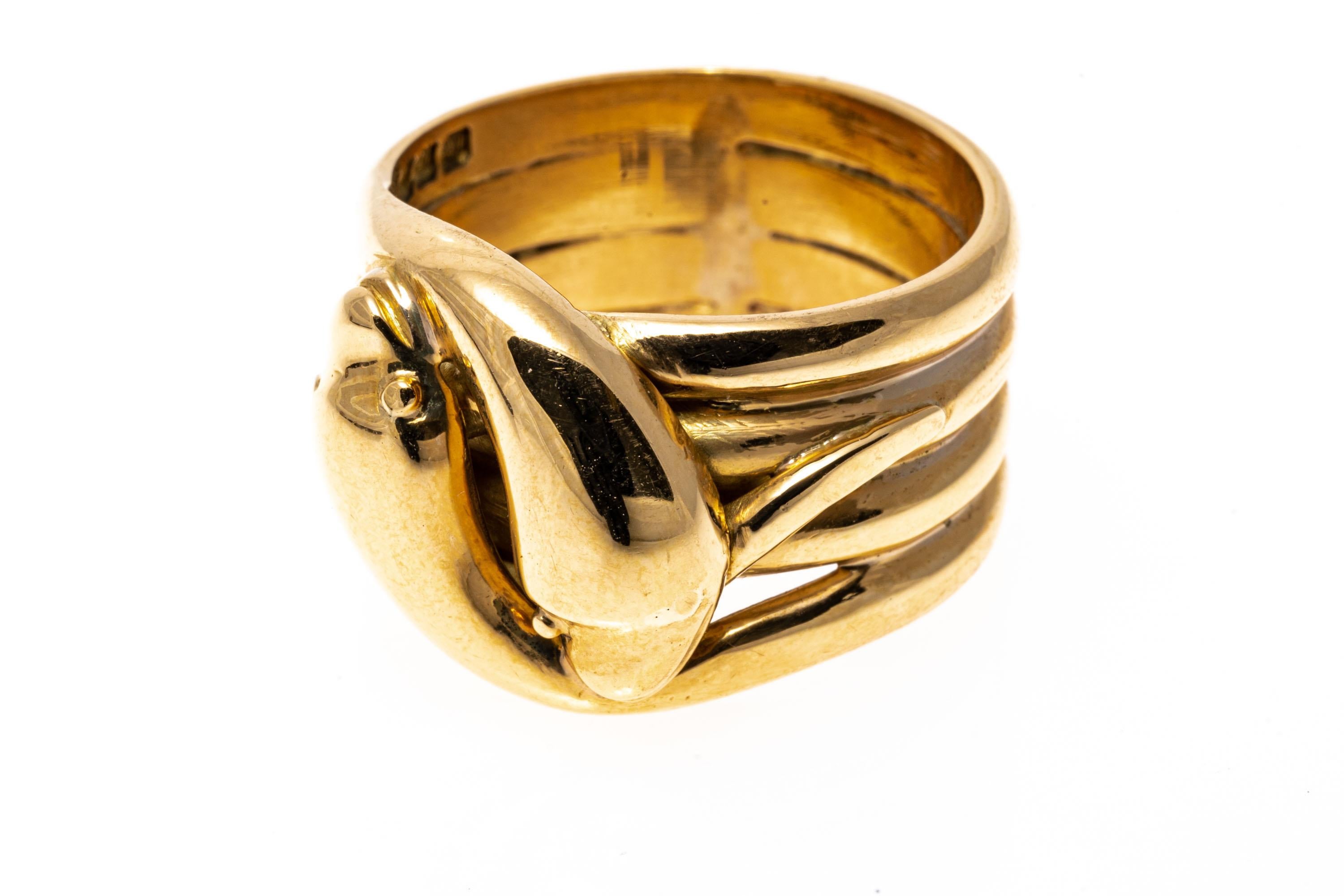 Ring aus 18k Gelbgold. Dieser auffällige, moderne, vierreihige Ring zeigt ein ineinander verschlungenes Schlangenmotiv mit zwei sich umgehenden Schlangen und einem hochglanzpolierten Gehäuse.
Markierungen: 18k
Abmessungen: 9/16