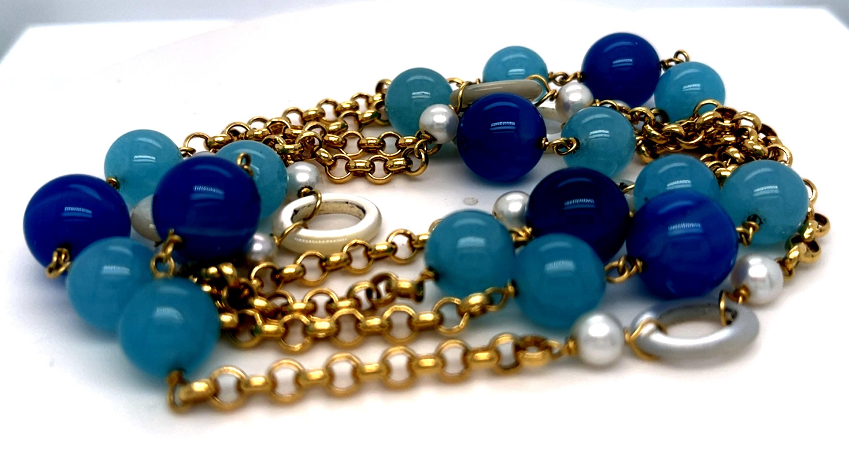 Magnifique collier unique en calcédoine teintée, perles de culture et nacre sculptée
Chaque perle est montée en alternance sur une chaîne en or jaune 18 carats.
Les perles de calcédoine ont un diamètre de 10 à 12 mm.
Perles de culture d'un diamètre