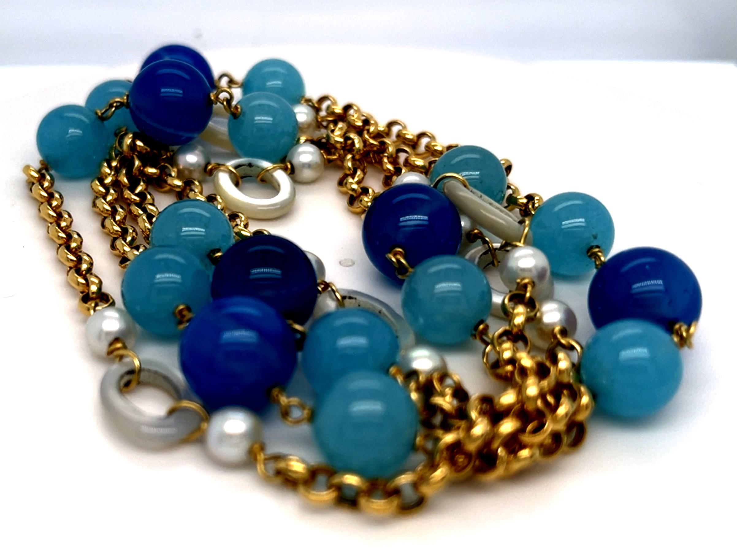 Moderne Collier en or jaune 18k avec calcédoine teintée et perles de culture 36