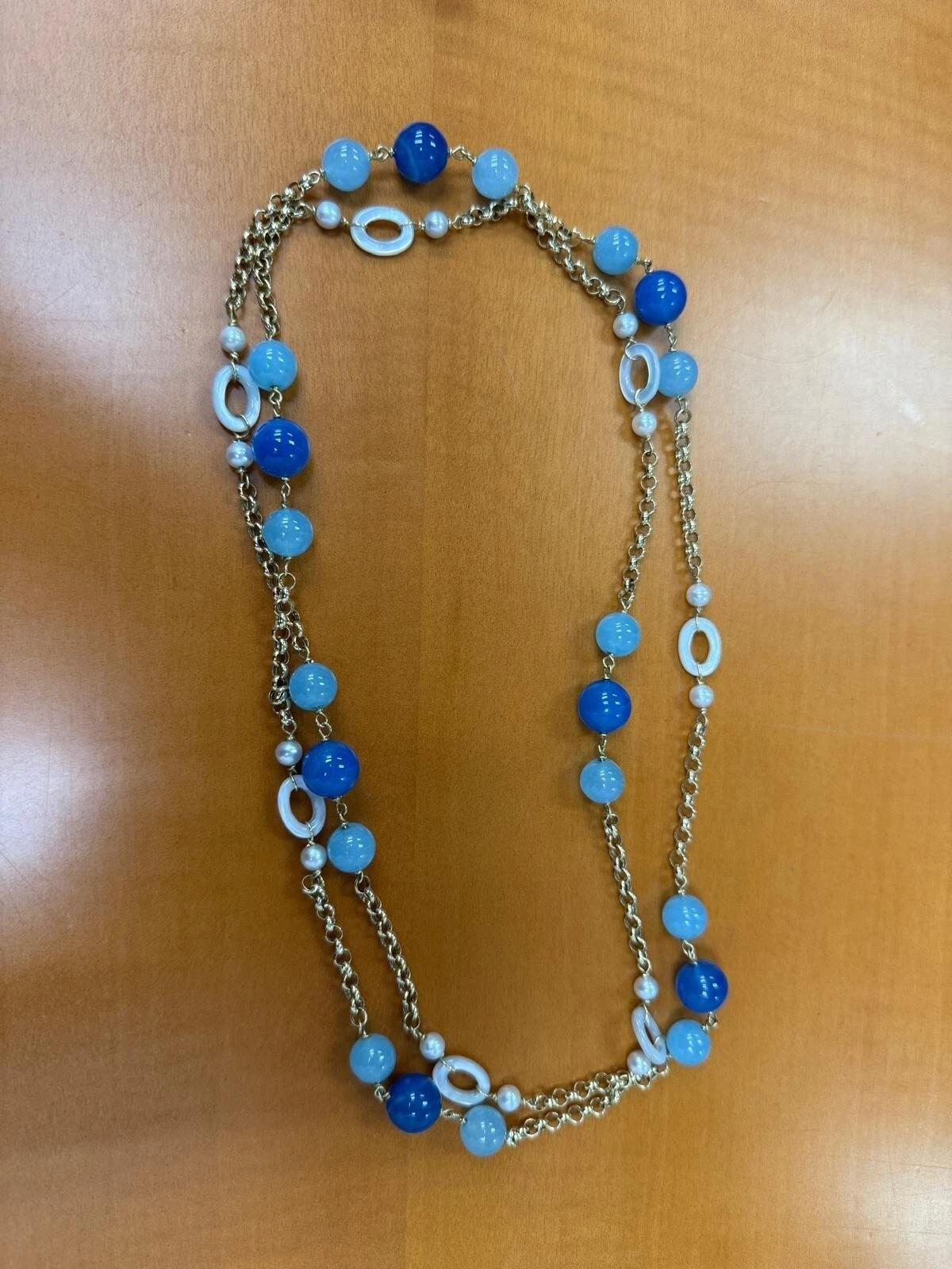 Magnifique collier unique en calcédoine teintée, perles de culture et nacre sculptée
Chaque perle est montée en alternance sur une chaîne en or jaune 18 carats.
Les perles de calcédoine ont un diamètre de 10 à 12 mm.
Perles de culture d'un diamètre