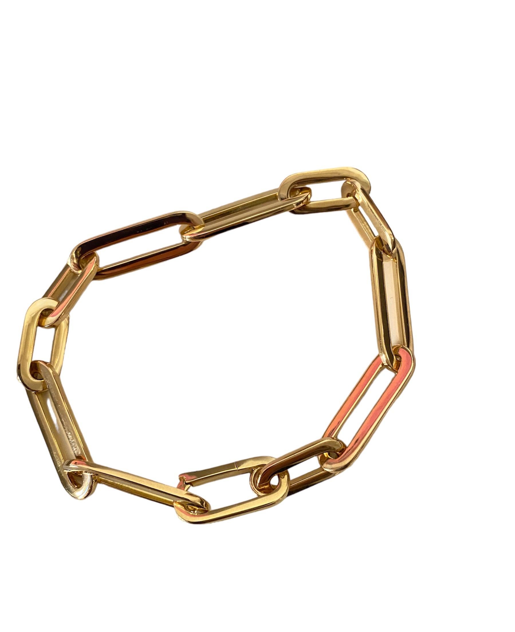 Ready to ship. Rossella Ugolini Design Collection Modern Unisex Link Chain Bracelet Handcrafted in Italy.
This 18K Yellow Gold bracelet is special because the clasp has the same oval shape and blends in with the chain. Its modern unisex shape makes