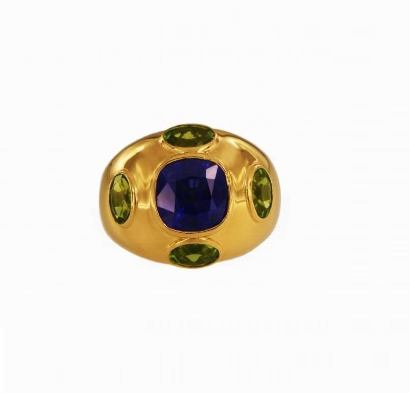 18K Yellow Gold Unisex Ring with Sapphire and Peridots In New Condition For Sale In New York, NY