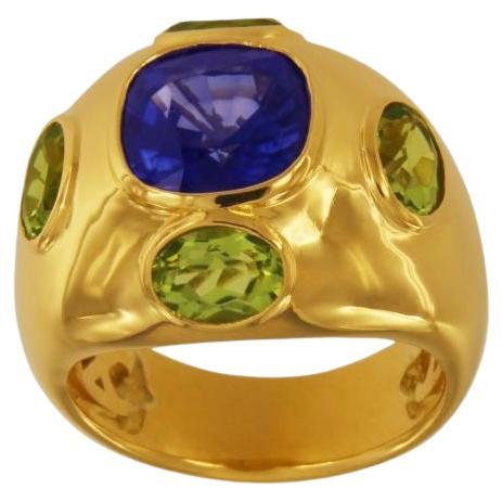 18K Yellow Gold Unisex Ring with Sapphire and Peridots For Sale