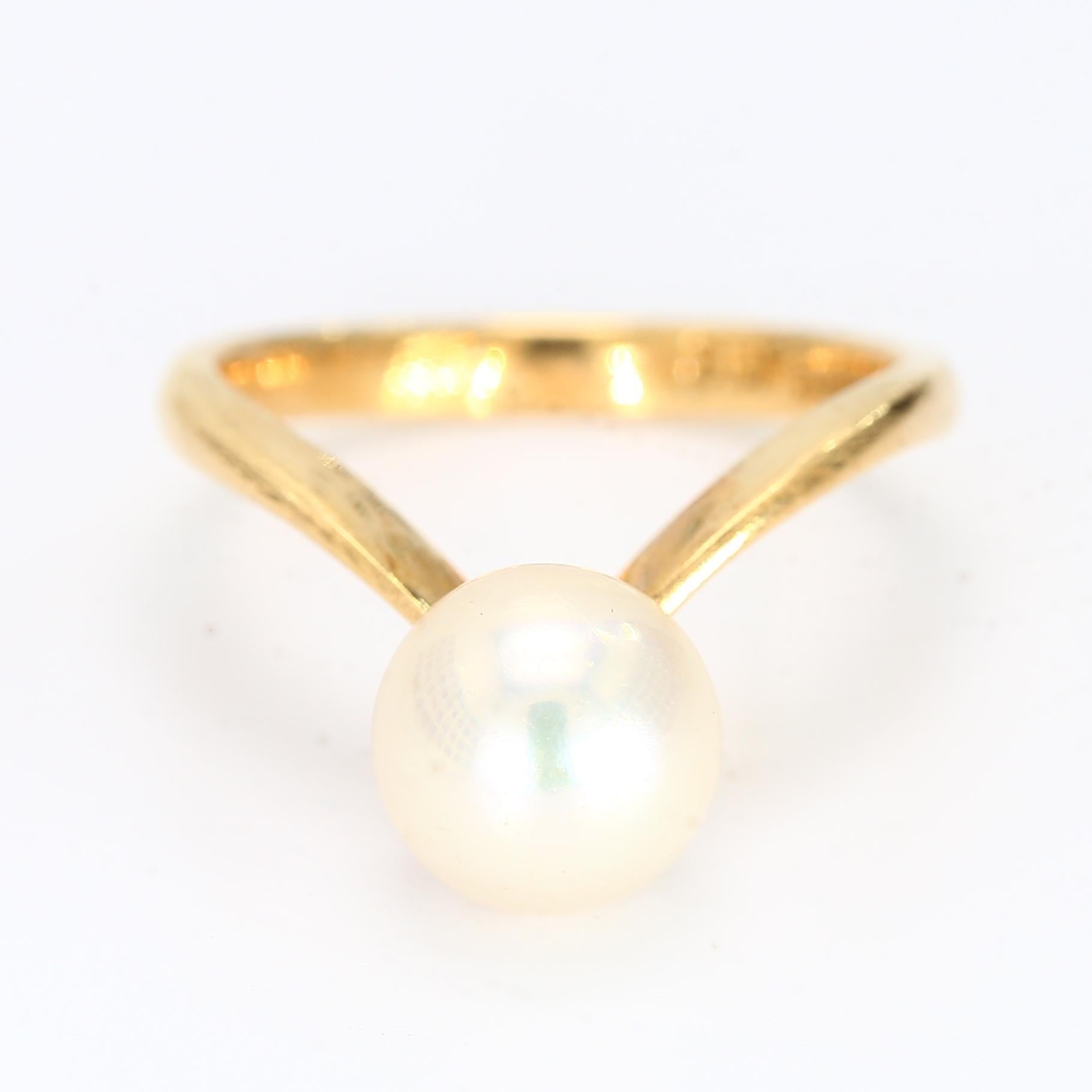 Questo anello fonde perfettamente il lusso delle perle con il look minimalista tanto in voga oggi. Un anello da cocktail moderno e perfetto, con una perla di 8 mm in cima a una fascia a forma di V in oro giallo 18 carati.

- A. Stone Info -
Perla