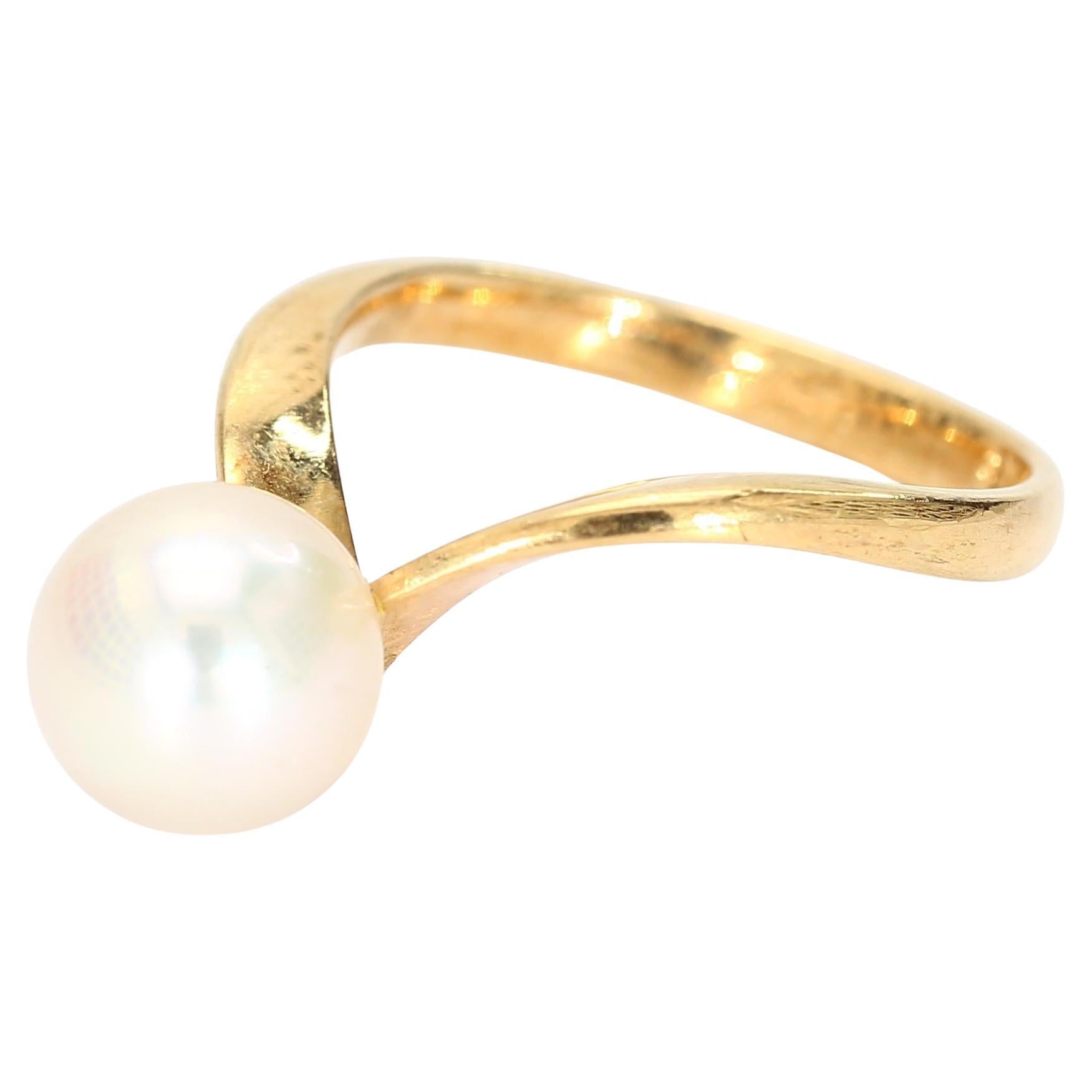 18k Yellow Gold "V" Shaped Ring Band with 8.3mm Pearl - Size 6.25