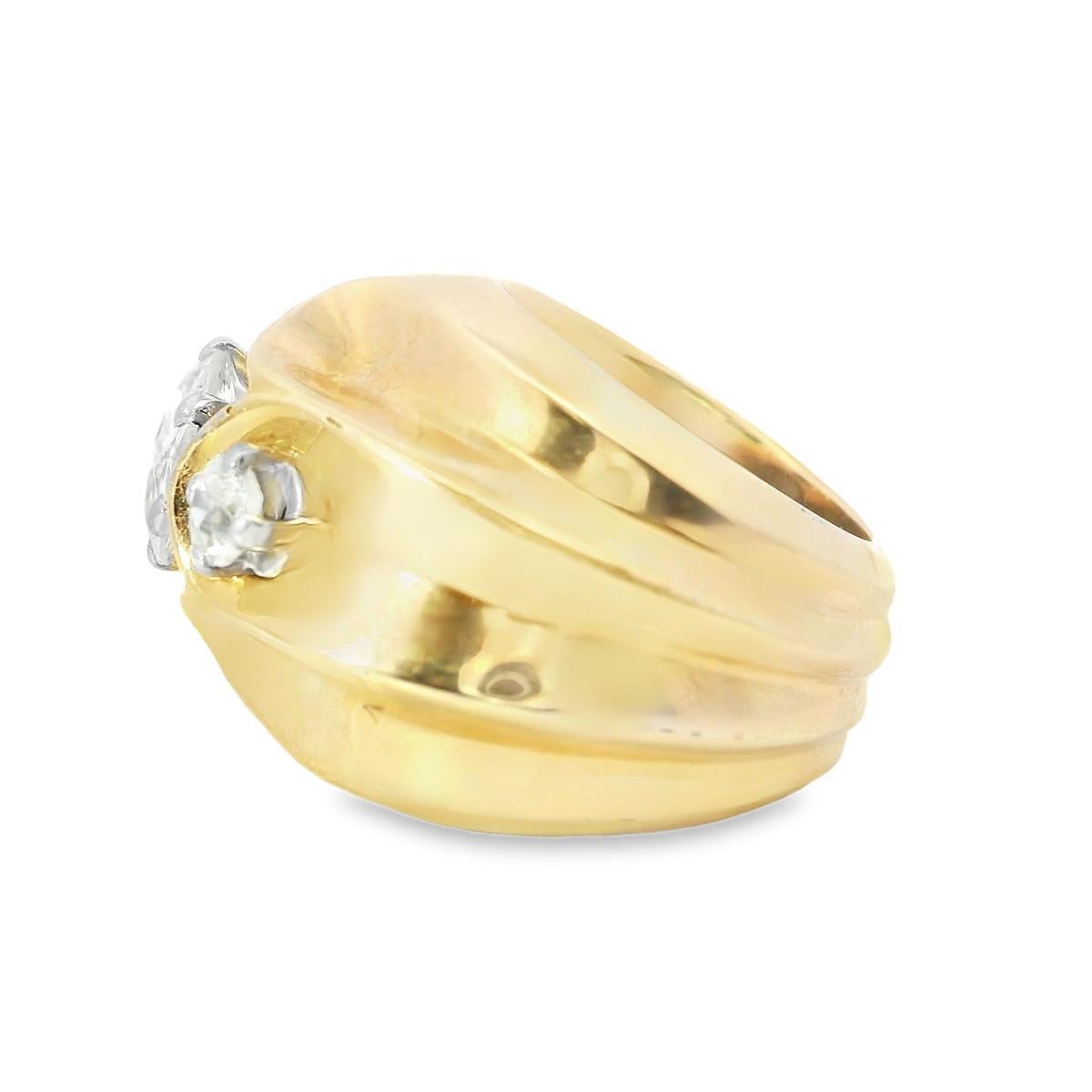 Dieser auffällige Vintage-Ring, der 1940 in Frankreich von Verger Frere für Van Cleef & Arpels handgefertigt wurde, besticht durch sein kühnes und zeitloses Design. In seinem Zentrum liegt ein fesselnder 1,52-Karat-Diamant im Altminenschliff, der