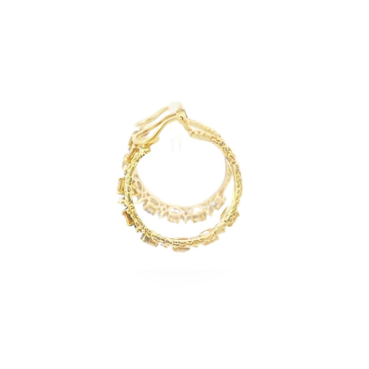 Ces exquises boucles d'oreilles à clip présentent un design raffiné en or jaune 18 carats. Avec des diamants orange de taille ronde totalisant 7,0 carats, les boucles d'oreilles rayonnent d'une lumière chaude et captivante. Accentué par des diamants