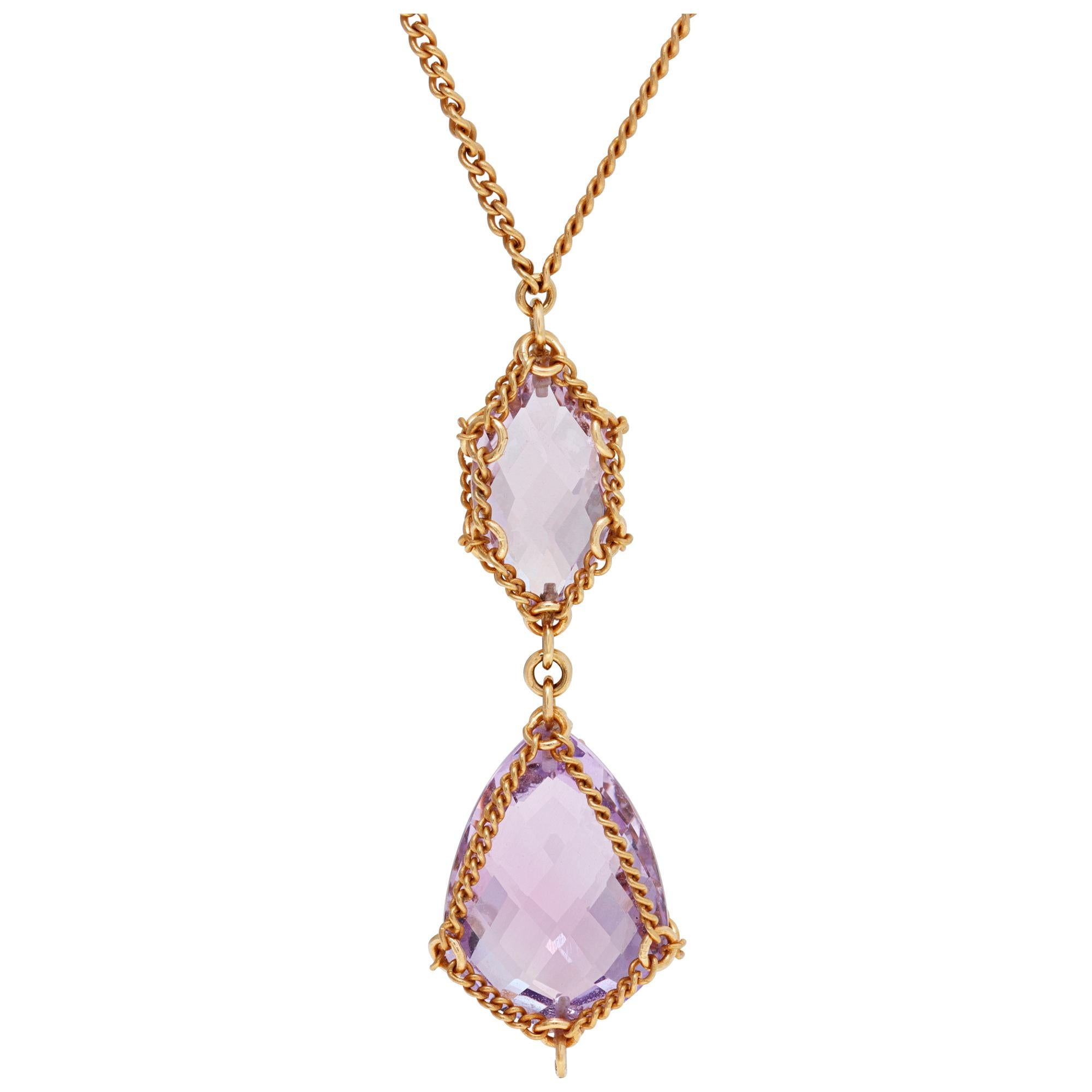 Collier de chaîne d'inspiration victorienne avec améthyste taillée en briolette en or jaune 18K. La longueur de la chaîne est de 16 pouces et le pendentif mesure 1,5 x 0,5 pouces.
