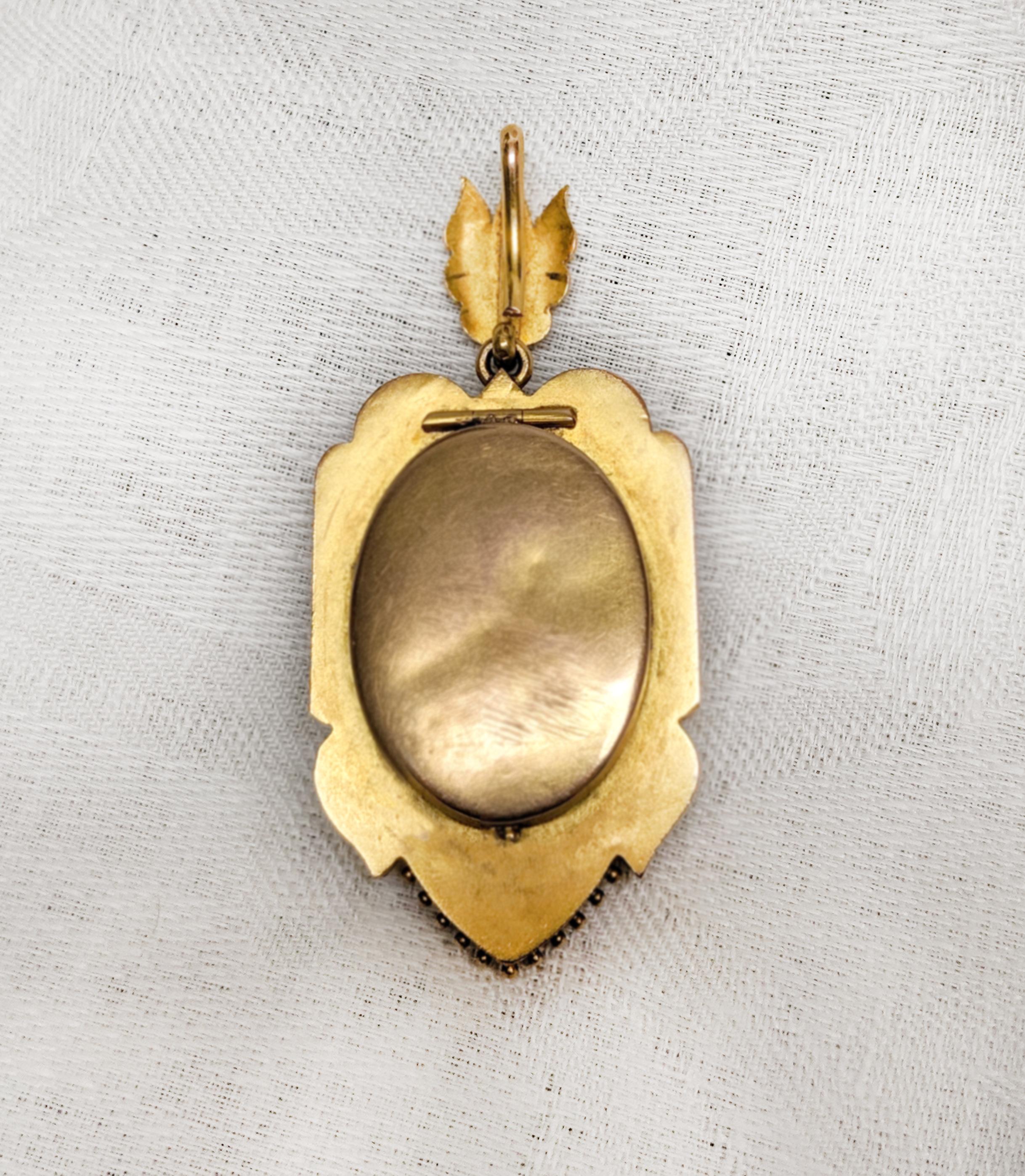 Round Cut 18 Karat Yellow Gold Victorian Locket