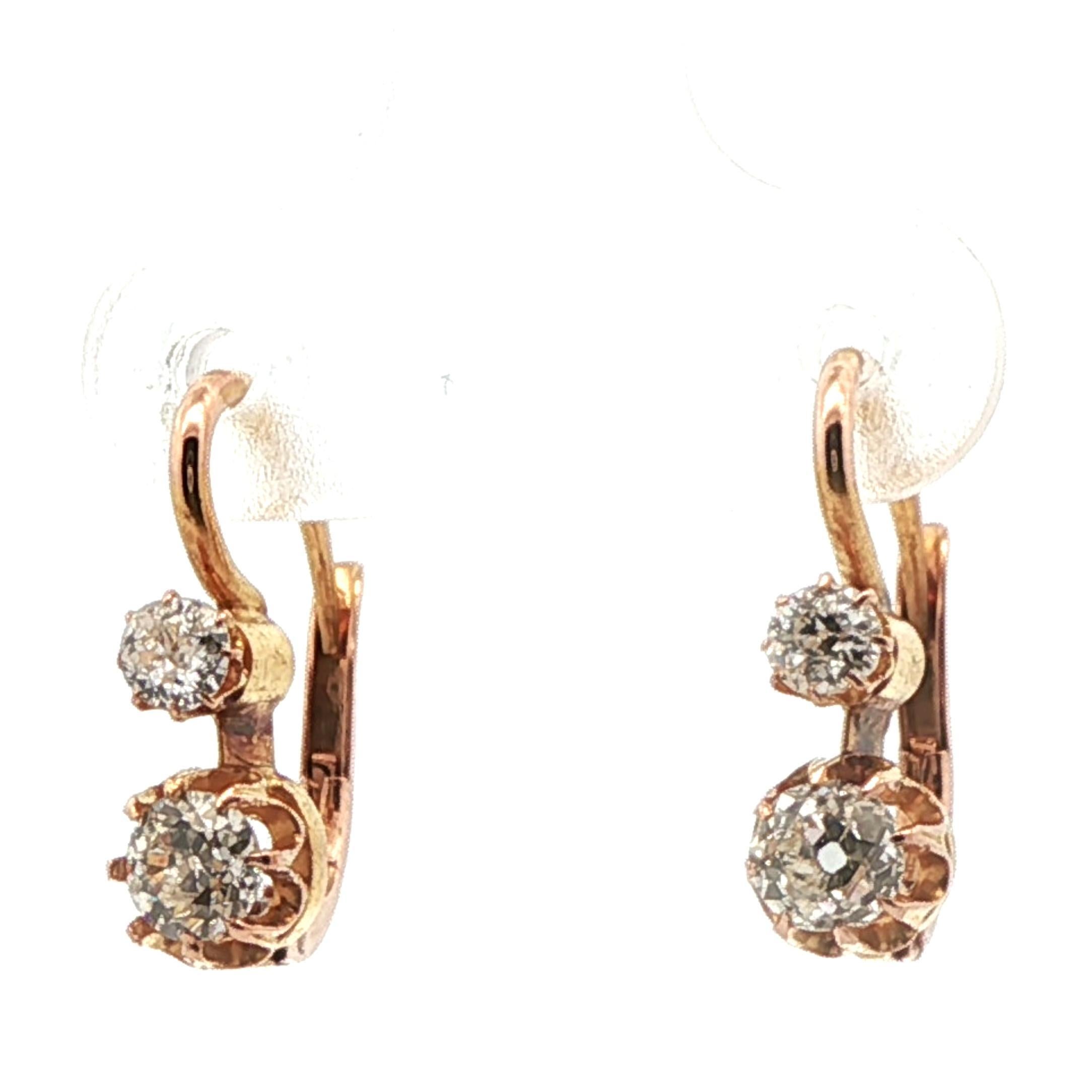 Ces boucles d'oreilles vibrantes sont fabriquées en or jaune 18 carats avec des diamants de taille européenne ancienne et datent de l'époque victorienne. Les boucles d'oreilles classiques de style goutte d'eau et le design victorien original sont