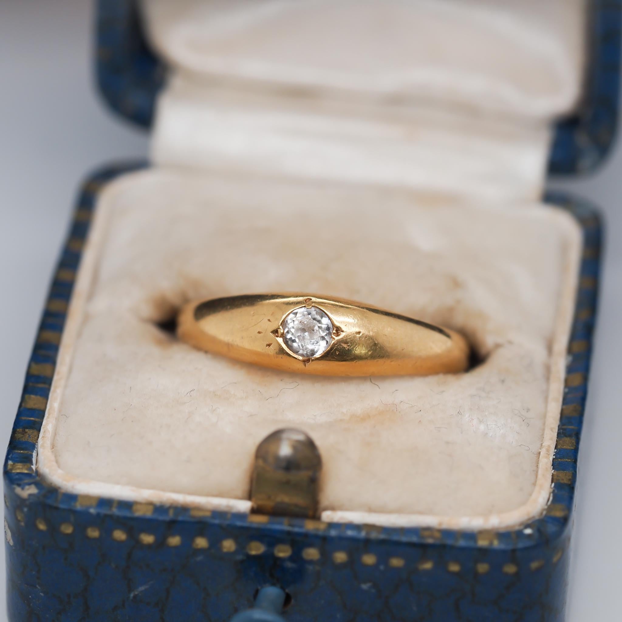 Ring Size: 6.25
Metal Type: 18k Yellow Gold [Hallmarked, and Tested]
Weight:  3.1 grams

Center Stone: White Sapphire (Faceted Cut)

Band Width: 2.5mm
Condition:  Excellent