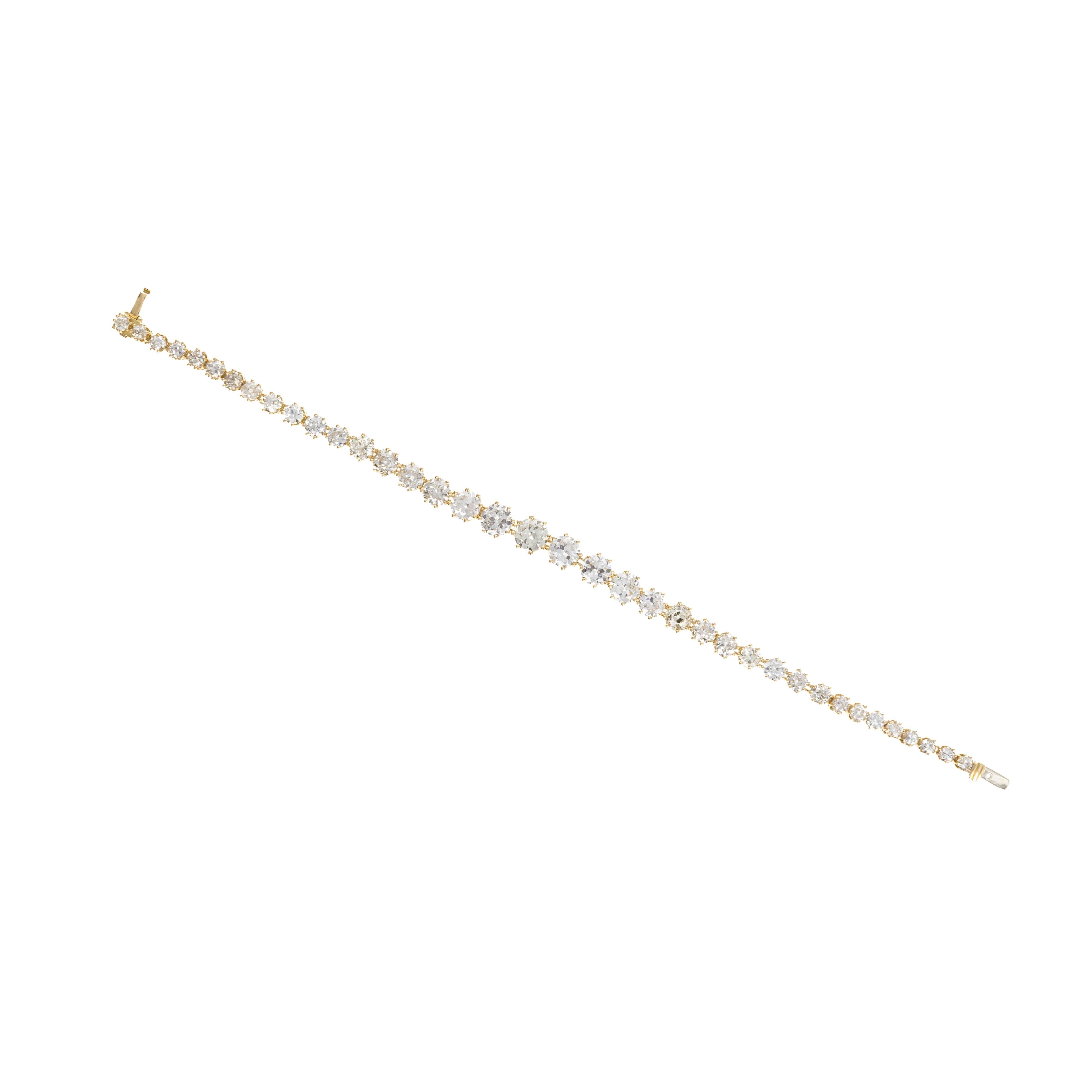 Époque : Style victorien
Composition : Or jaune 18K
Pierre principale : Trente-huit diamants de taille européenne ancienne
Poids en carats : 14 carats au total
Couleur/Clarité : H-K / VS2-SI1
Circonférence du bracelet : 7,25 pouces
Poids du bracelet